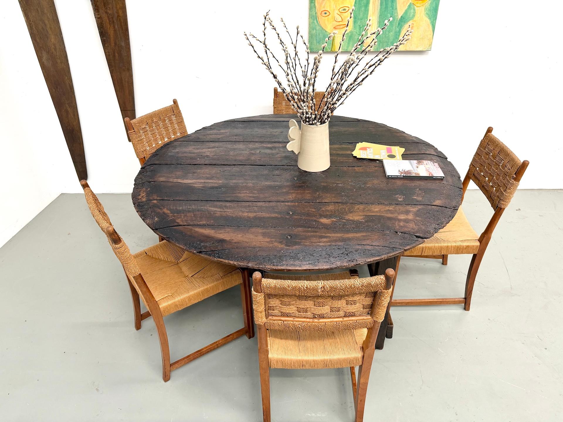 French brutalist popular-art round oak table, CIRCA 1880 In Good Condition For Sale In LYON, FR