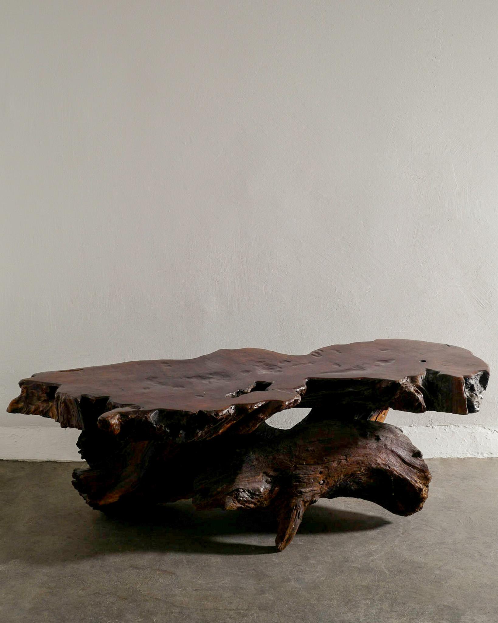Rare et très belle table basse / canapé sculpturale française de forme libre dans un style brutaliste. Produit dans les années 1970. Bon état d'origine. 

Dimensions : H : 45 cm / 17.75