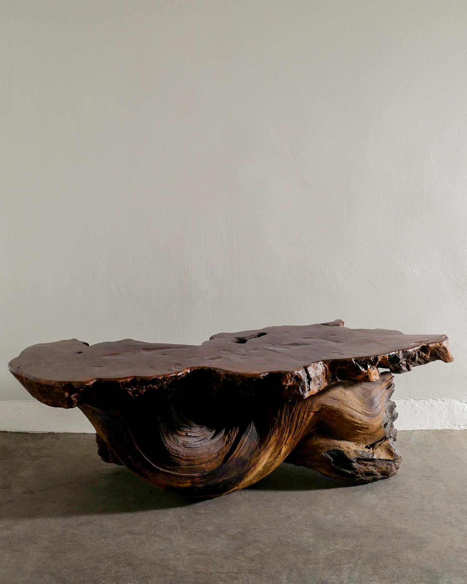 Mid-Century Modern Table basse française brutaliste en bois massif produite en France dans les années 1970 en vente