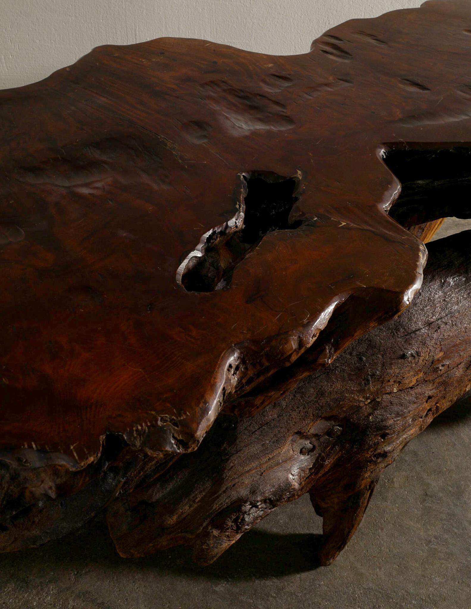 Orme Table basse française brutaliste en bois massif produite en France dans les années 1970 en vente