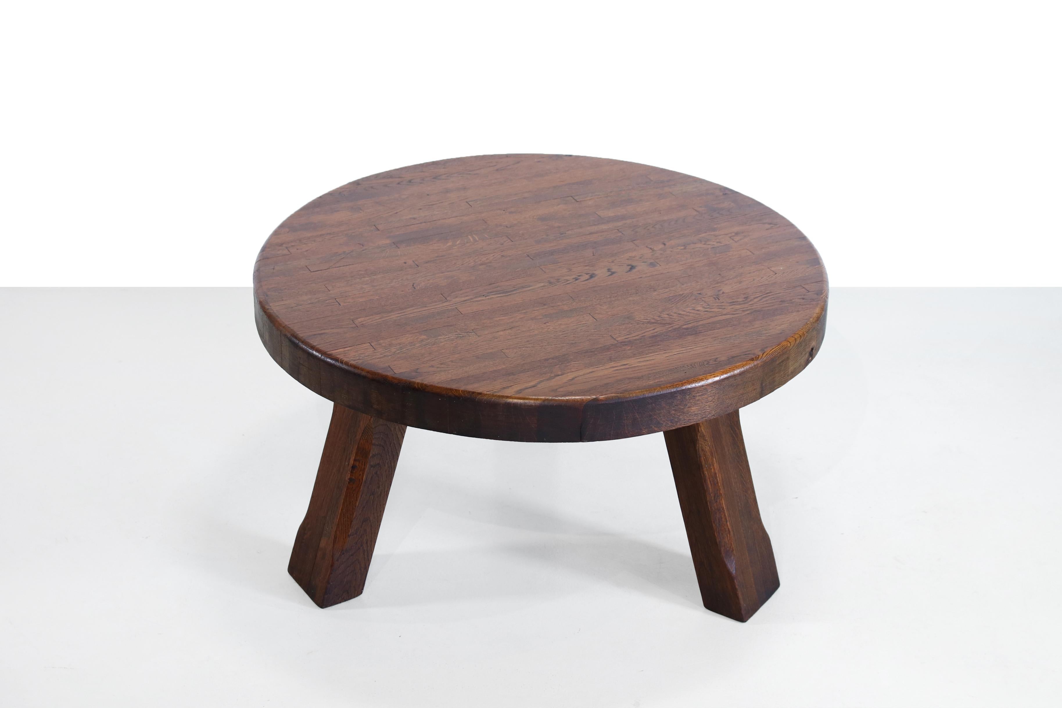 French Brutalist Round Solid Oak Artisan Coffee Table, 1960's In Good Condition In Amsterdam, Noord Holland