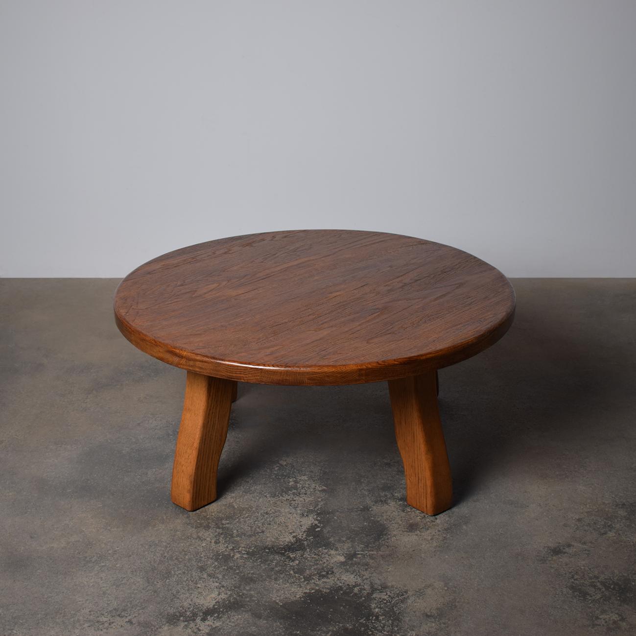 French Brutalist Round Solid Oak Coffee Table In Good Condition For Sale In ECHT, NL