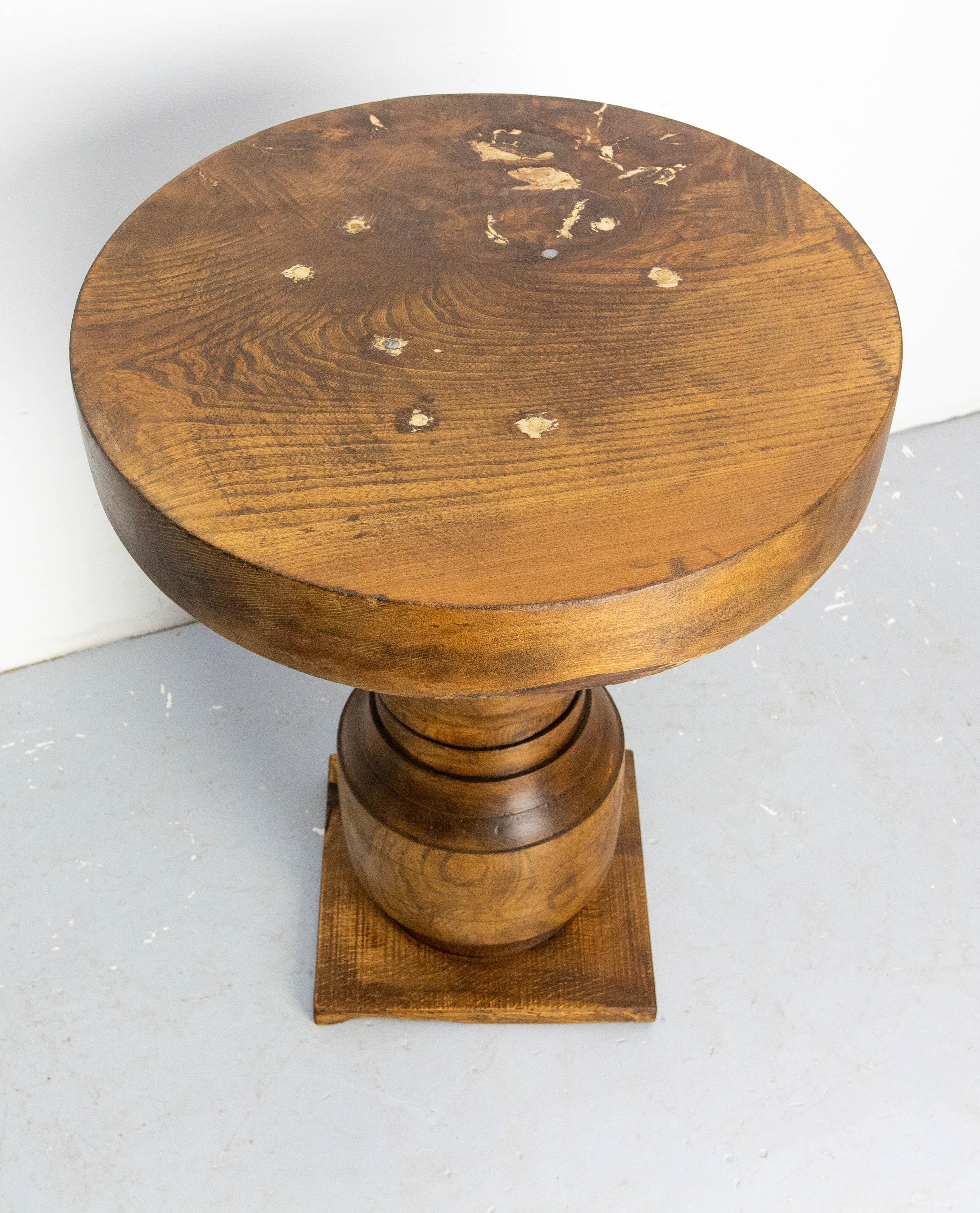 French Brutalist Side Table Elm Wood Hubs Pedestal, circa 1940 (Französisch) im Angebot
