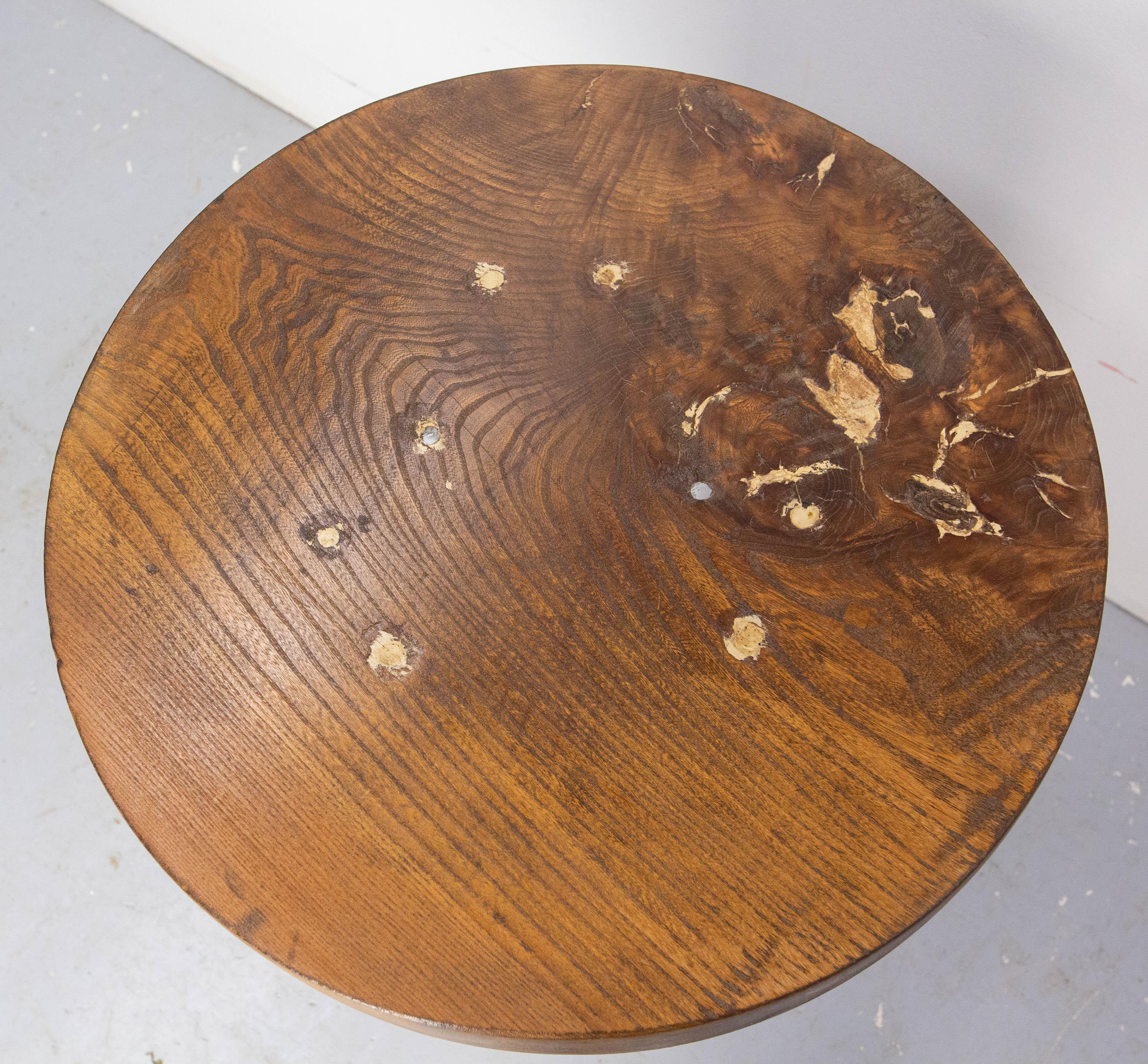 French Brutalist Side Table Elm Wood Hubs Pedestal, circa 1940 im Zustand „Gut“ im Angebot in Labrit, Landes
