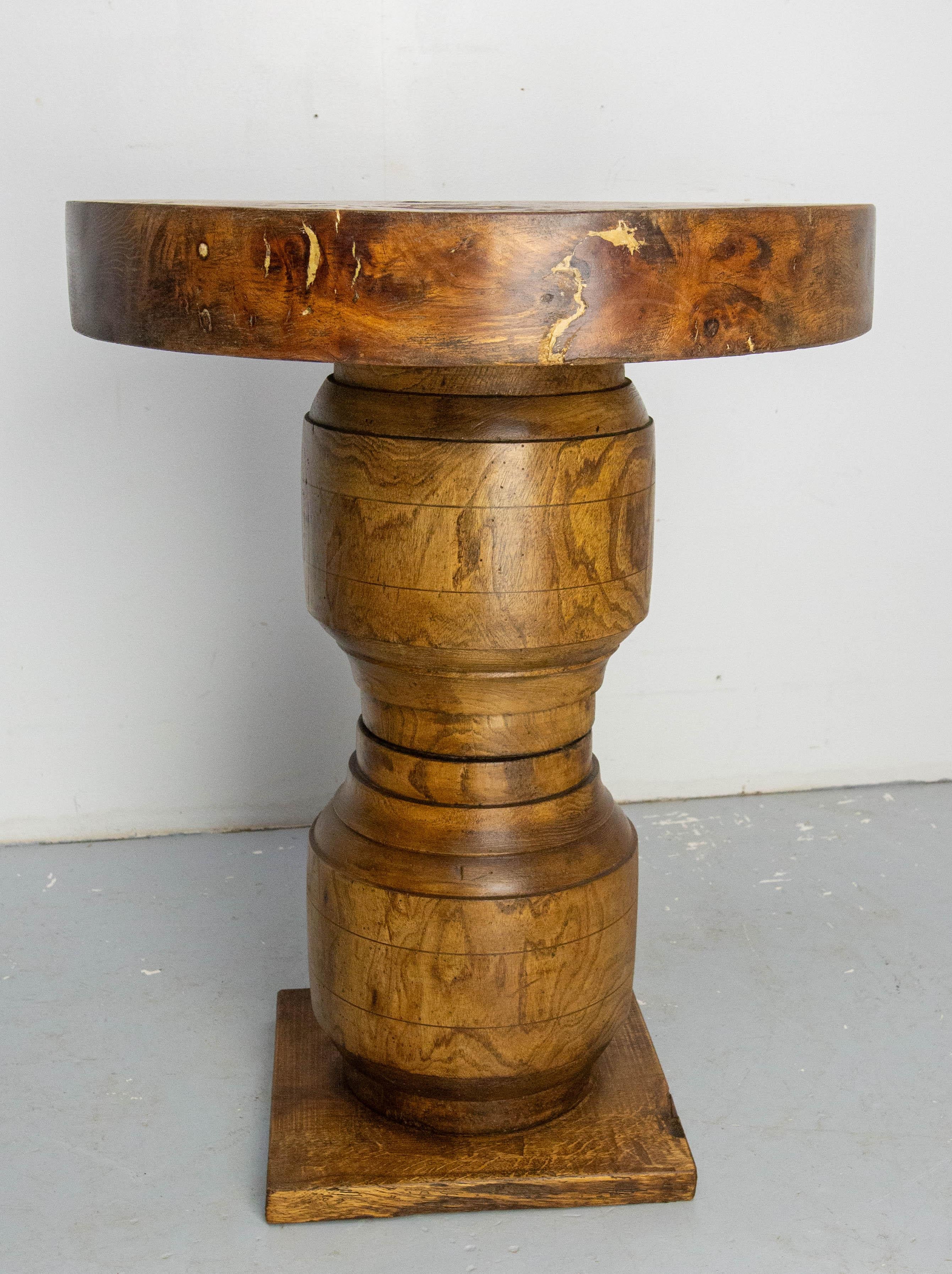 French Brutalist Side Table Elm Wood Hubs Pedestal, circa 1940 (20. Jahrhundert) im Angebot