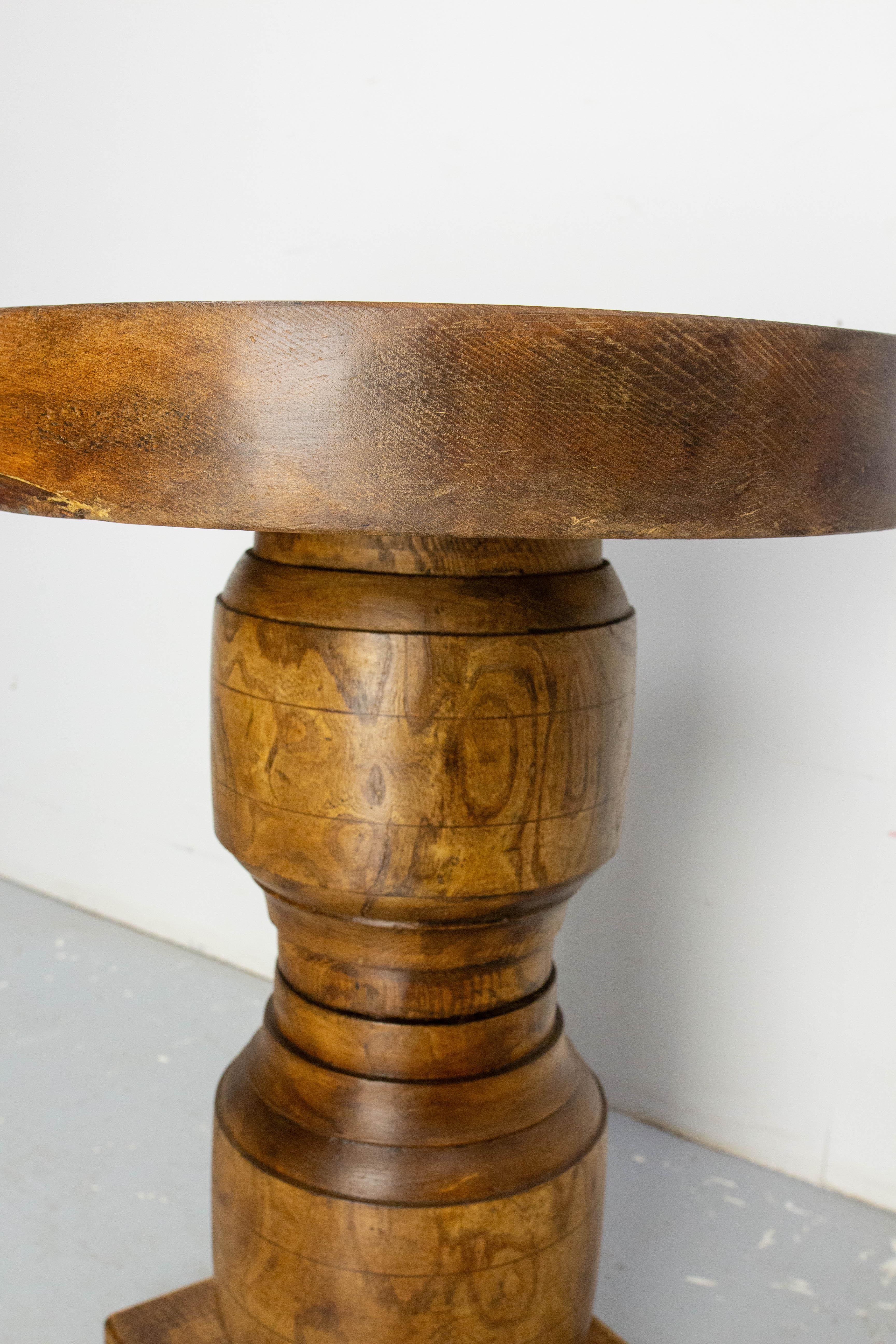French Brutalist Side Table Elm Wood Hubs Pedestal, circa 1940 (Asche) im Angebot
