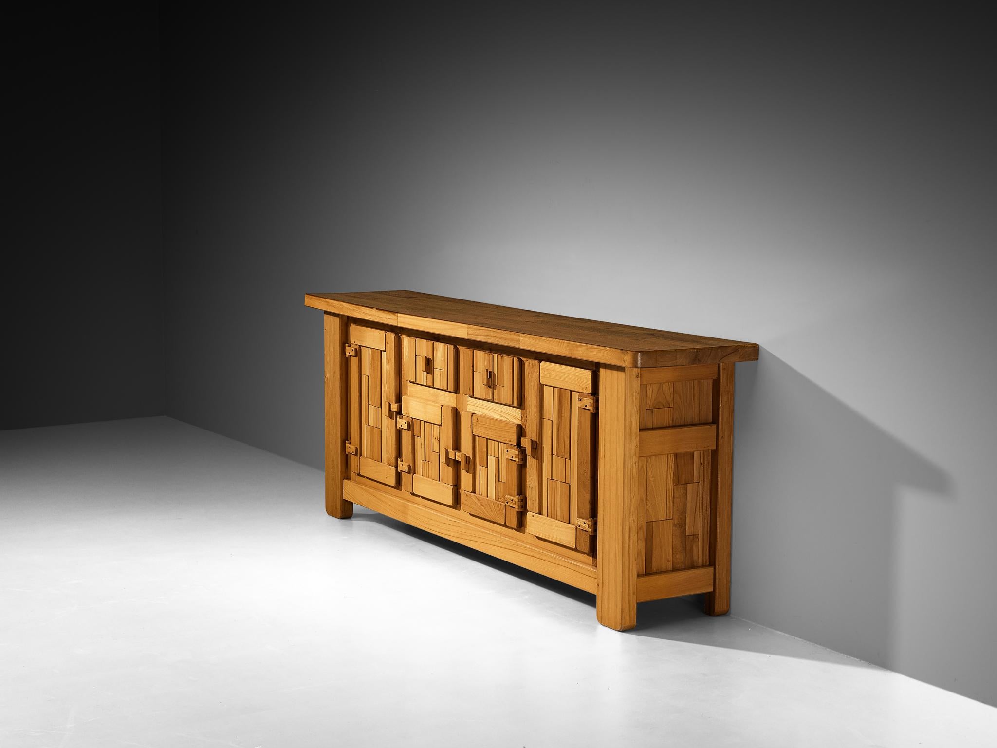 Französisches brutalistisches Sideboard mit grafischen Türen aus massivem Ulmenholz im Angebot 5