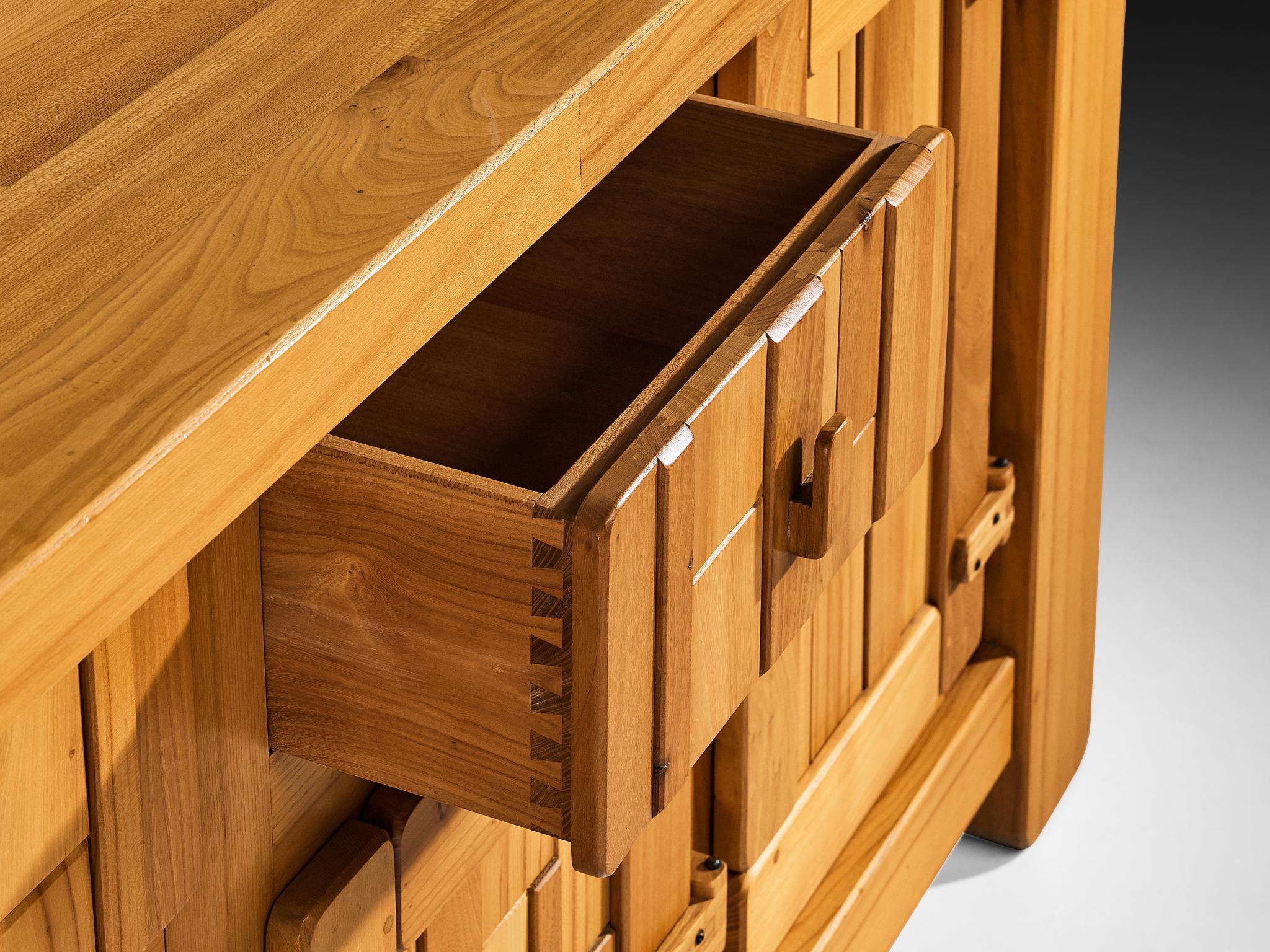 Französisches brutalistisches Sideboard mit grafischen Türen aus massivem Ulmenholz im Angebot 7