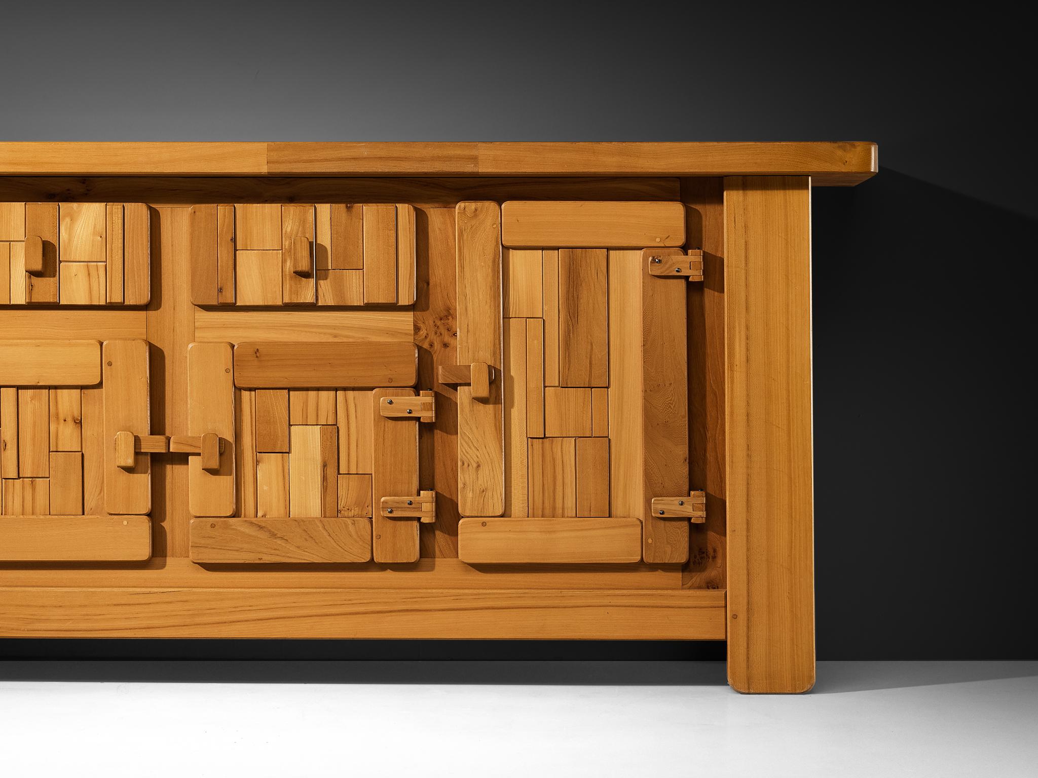 Französisches brutalistisches Sideboard mit grafischen Türen aus massivem Ulmenholz (Brutalismus) im Angebot