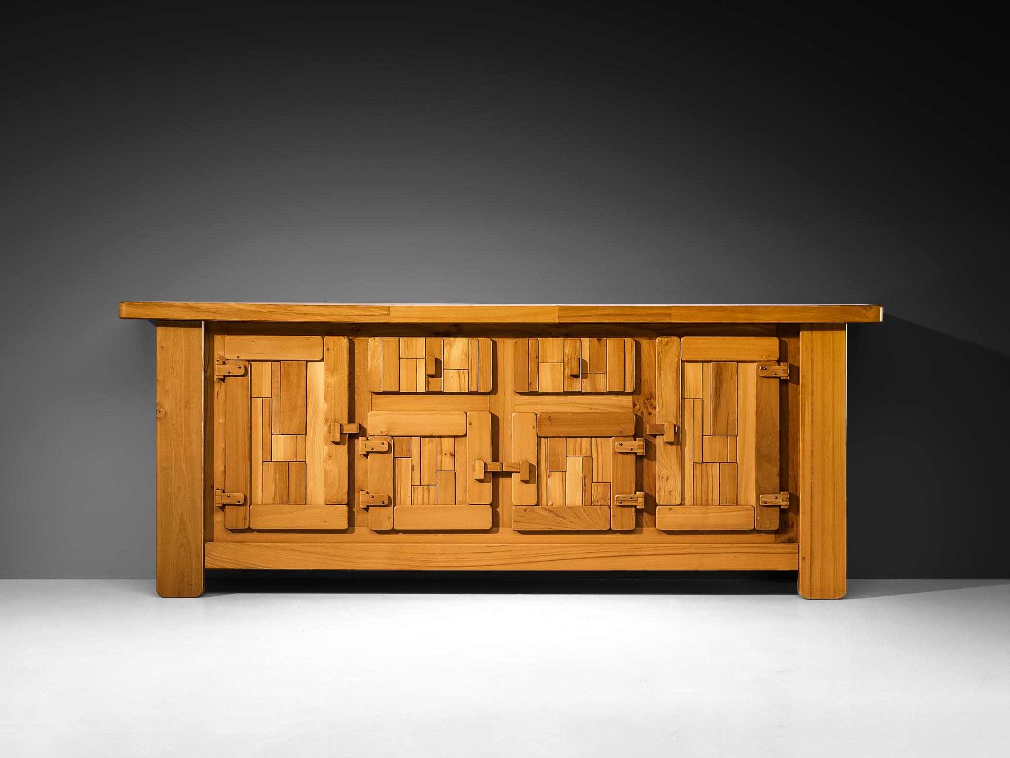 Französisches brutalistisches Sideboard mit grafischen Türen aus massivem Ulmenholz im Zustand ��„Gut“ im Angebot in Waalwijk, NL