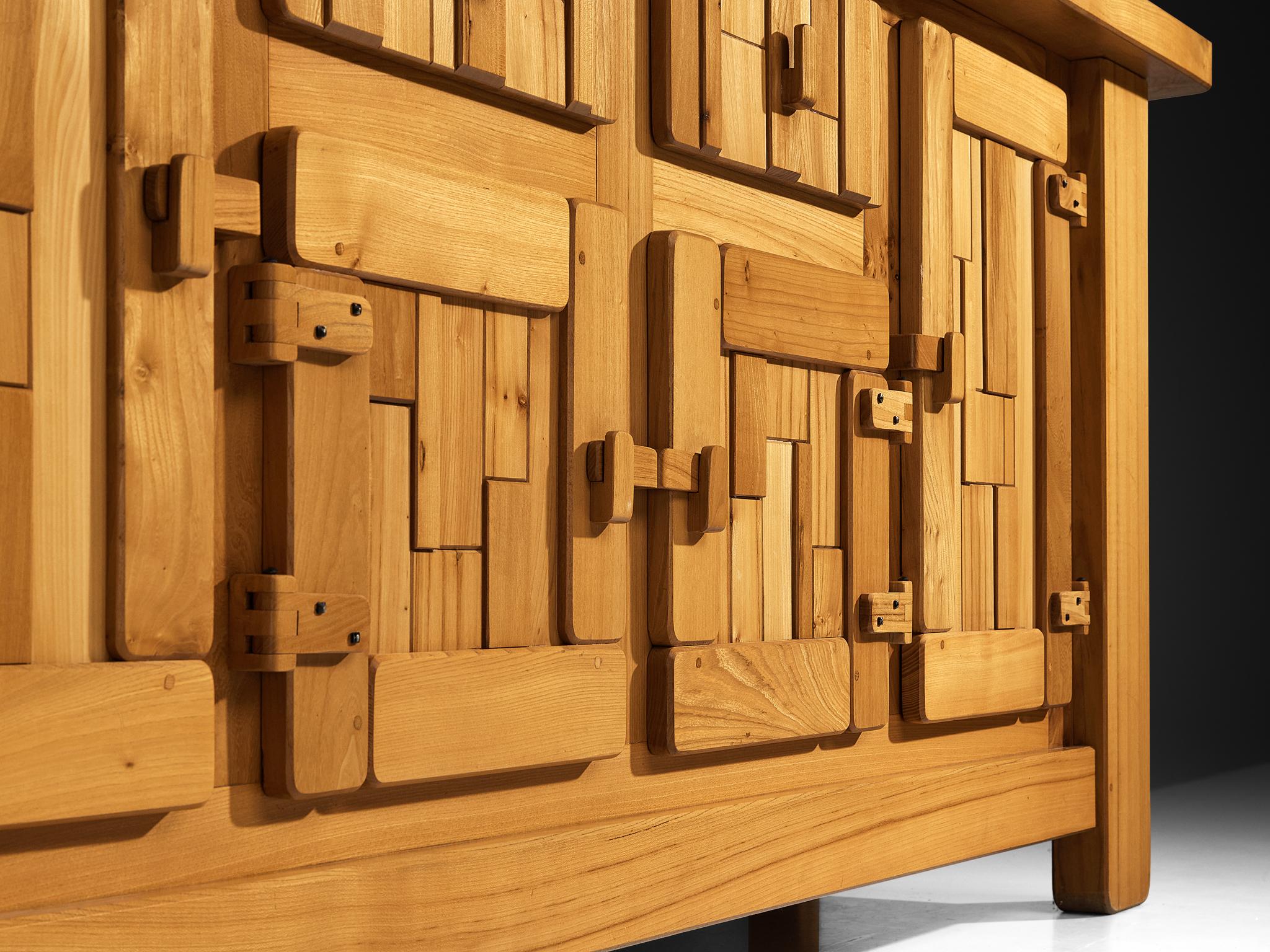 Französisches brutalistisches Sideboard mit grafischen Türen aus massivem Ulmenholz im Angebot 1