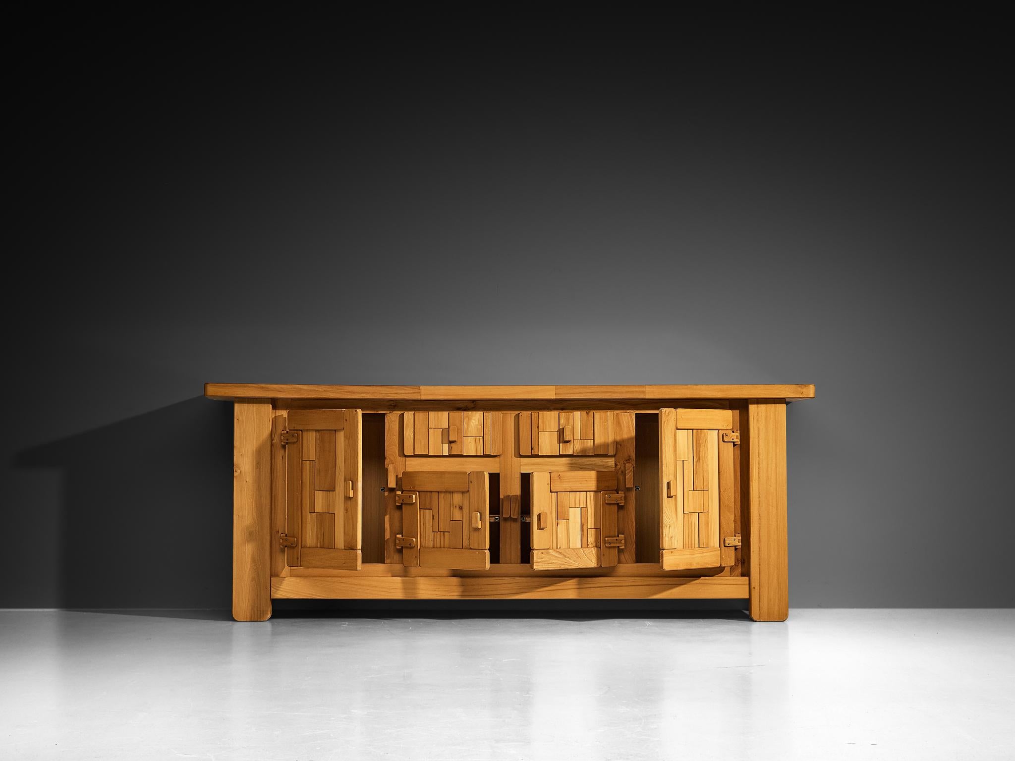 Französisches brutalistisches Sideboard mit grafischen Türen aus massivem Ulmenholz im Angebot 2
