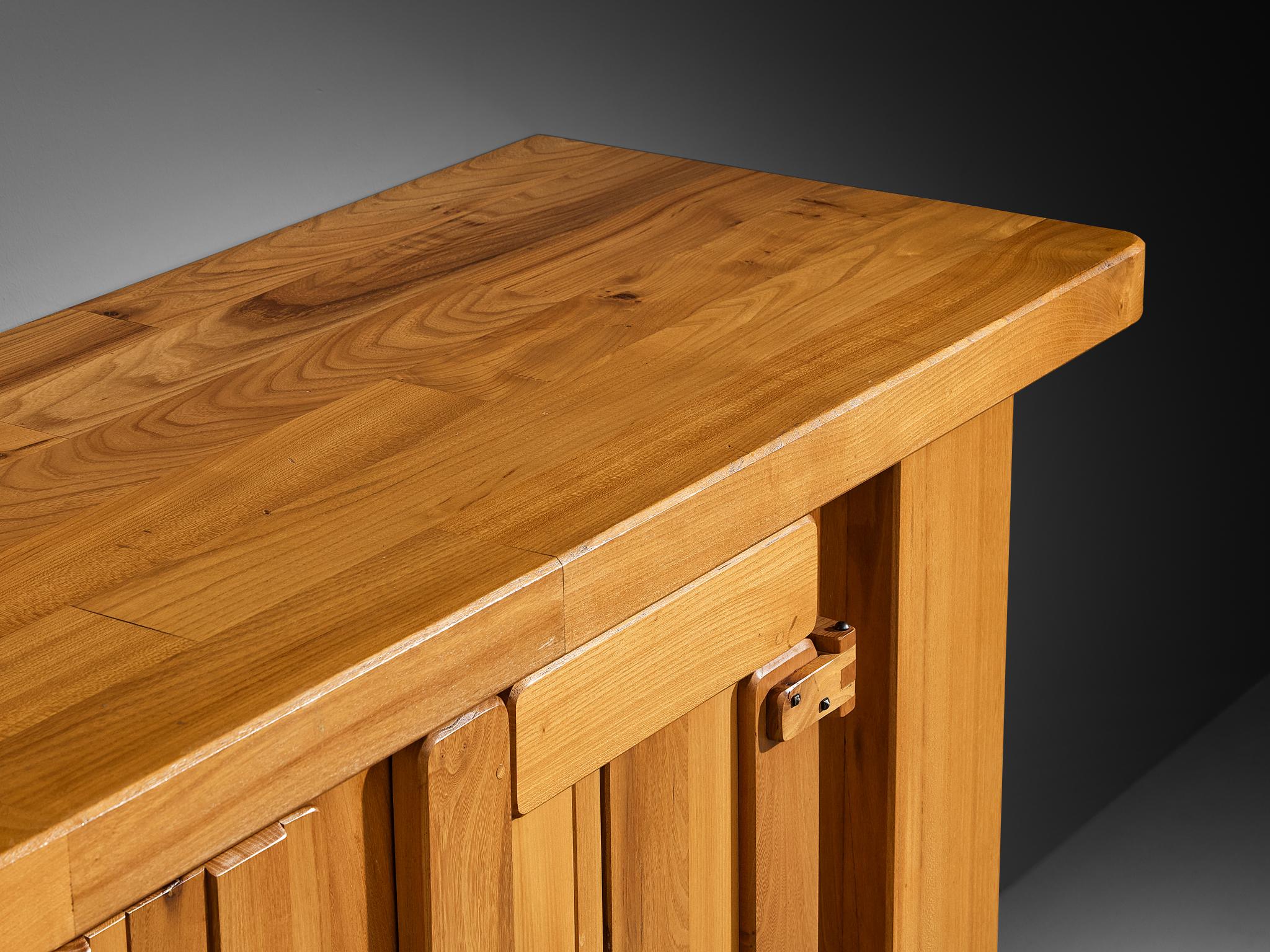 Französisches brutalistisches Sideboard mit grafischen Türen aus massivem Ulmenholz im Angebot 3