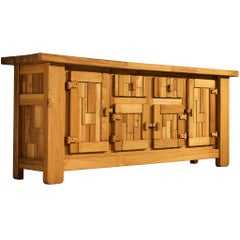 Credenza francese brutalista con ante grafiche in olmo massiccio