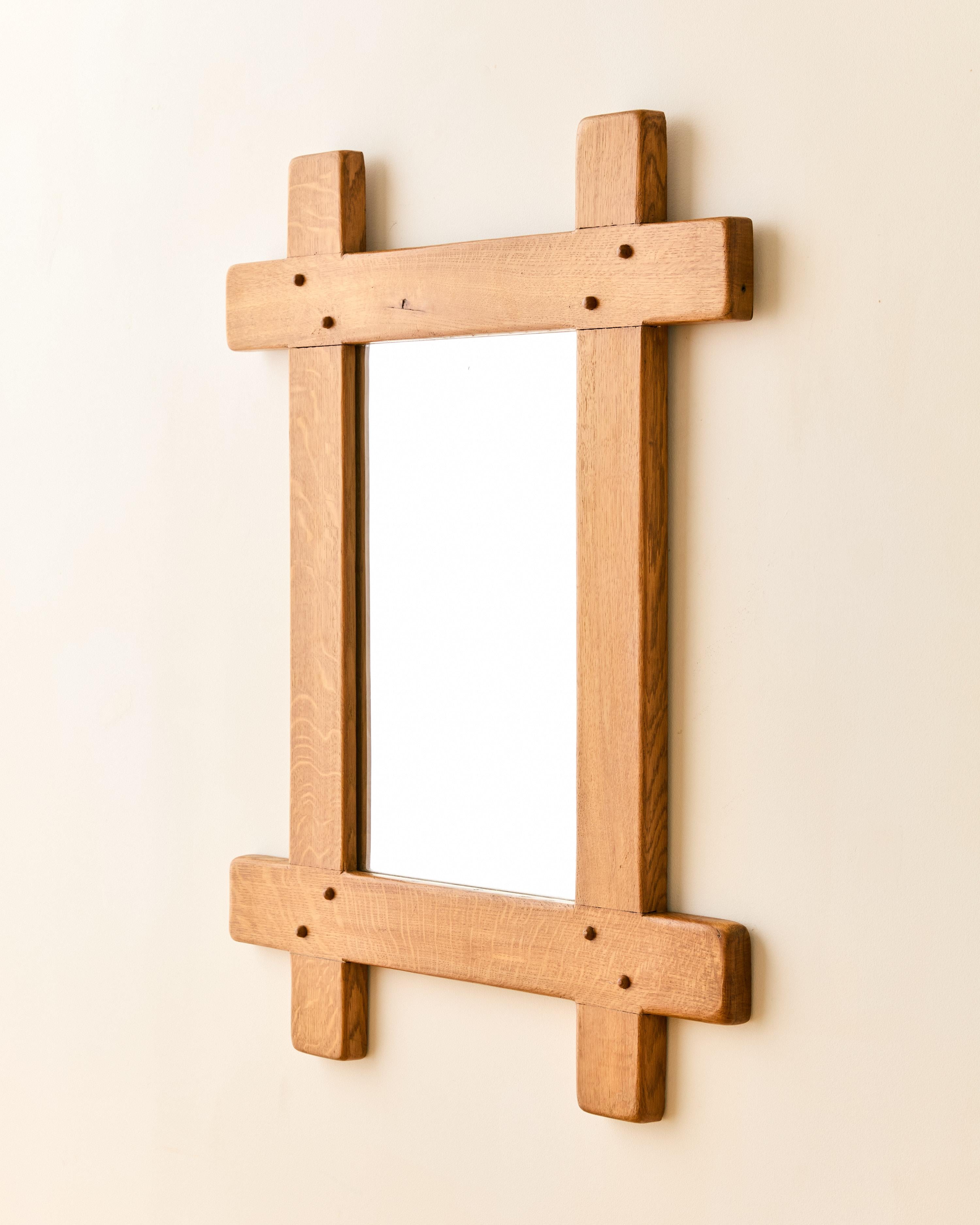 Miroir brutaliste français en chêne avec patères et détails linéaires c. 1970. 