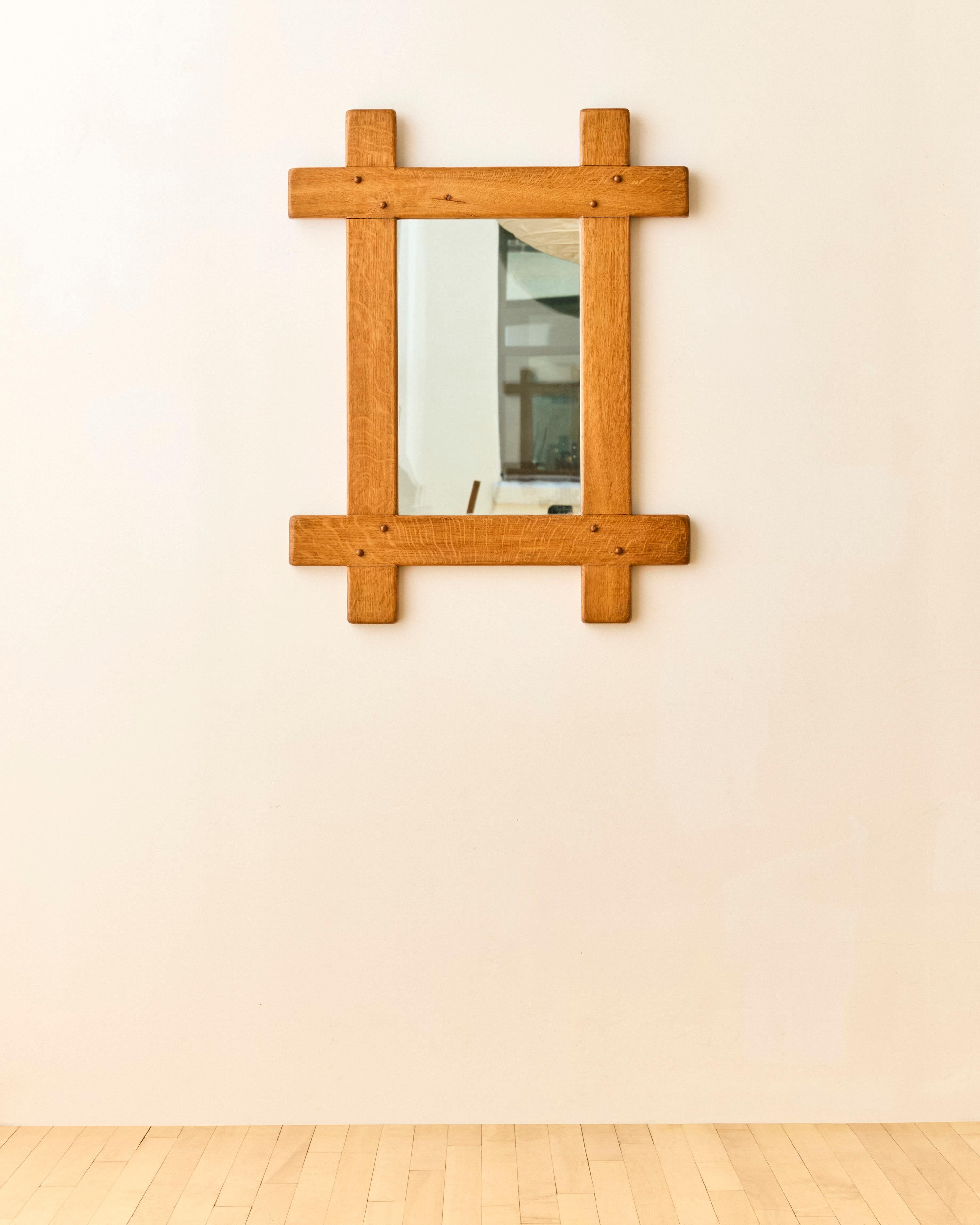 Français Miroir français brutaliste en Oak massif c.I.C. en vente