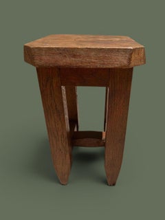 Sgabello brutalista francese, legno massello, piano sfaccettato, anni ’60