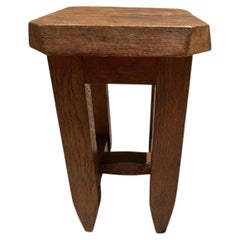 Sgabello brutalista francese, legno massello, piano sfaccettato, anni ’60