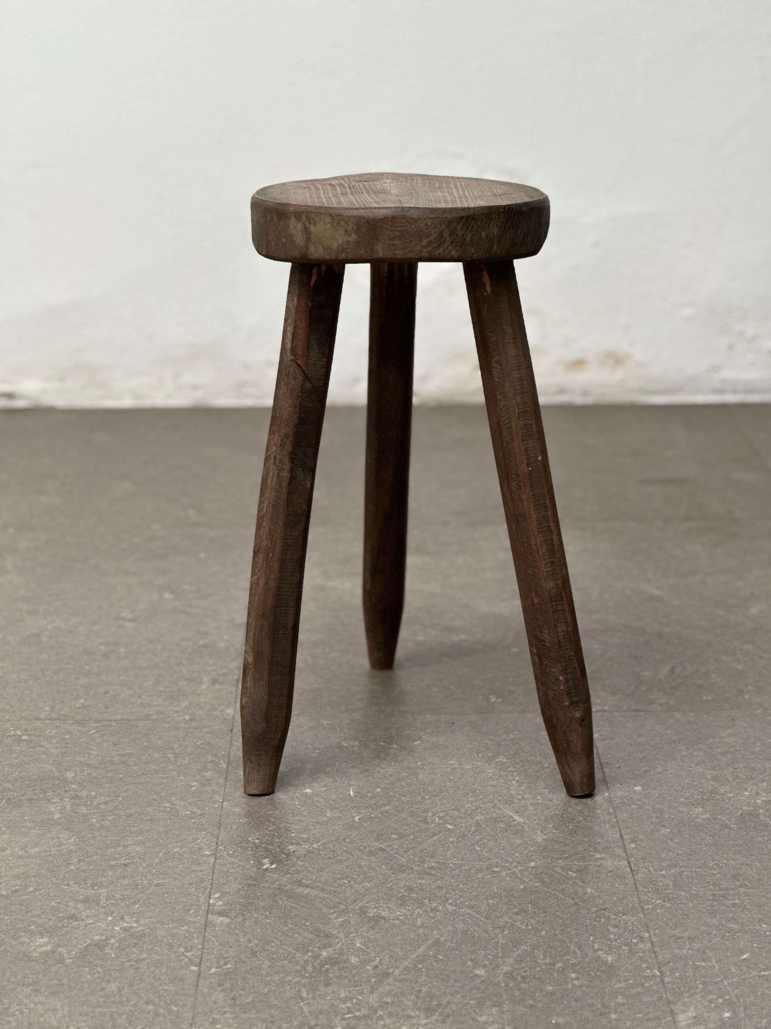 French Brutalist Tripod Stool, 1960s - Embrace the Charm of Primitive Elegance

Indulge in the captivating allure of the French Brutalist Tripod Stool, a remarkable piece that exudes a delightful primitive aesthetic. Crafted during the 1960s, this