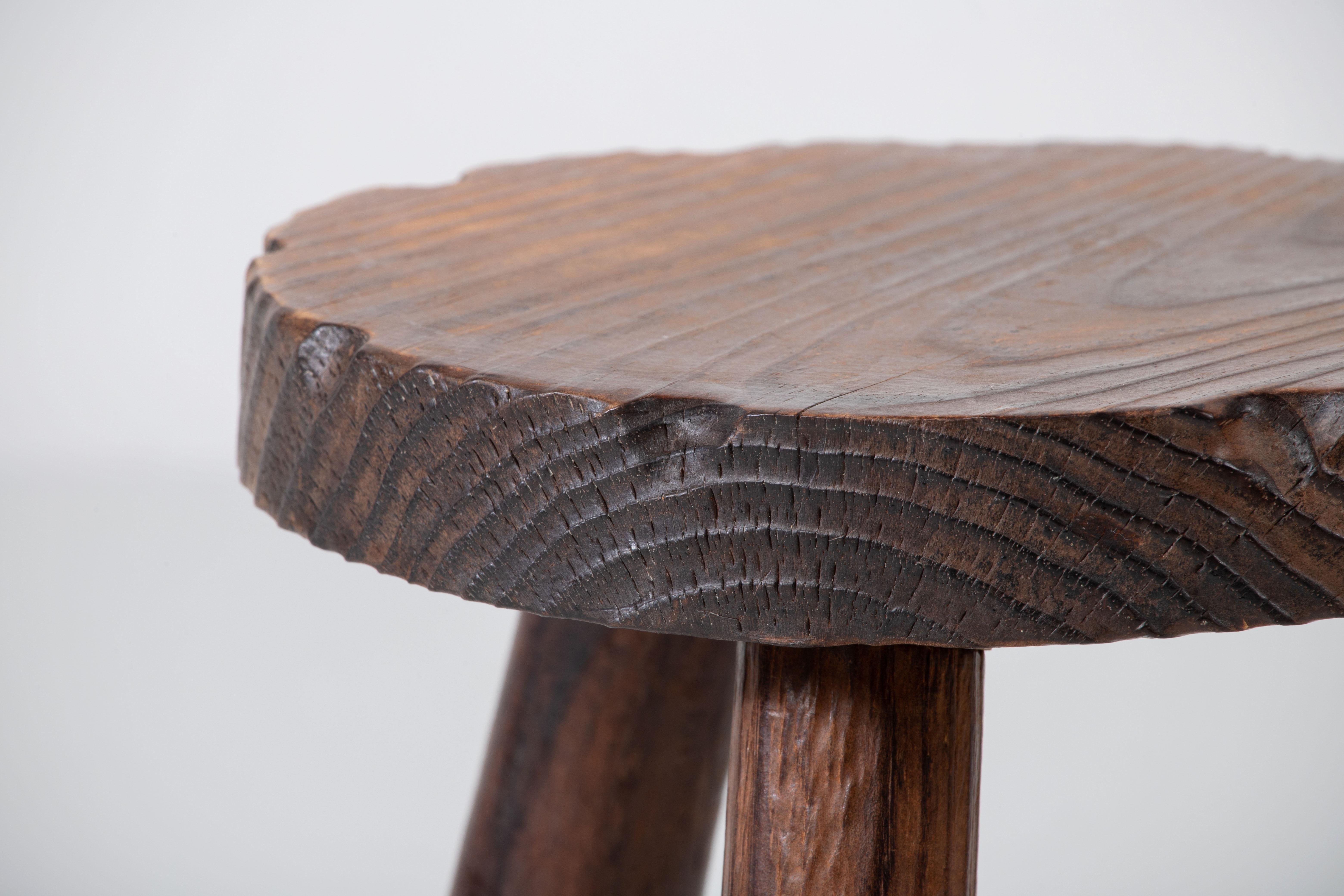 Fantastique tabouret en bois de France dans le style de Jean Touret. Fabriqué dans les années 1960 avec trois pieds. Pas de matériel. Bon état vintage.
 