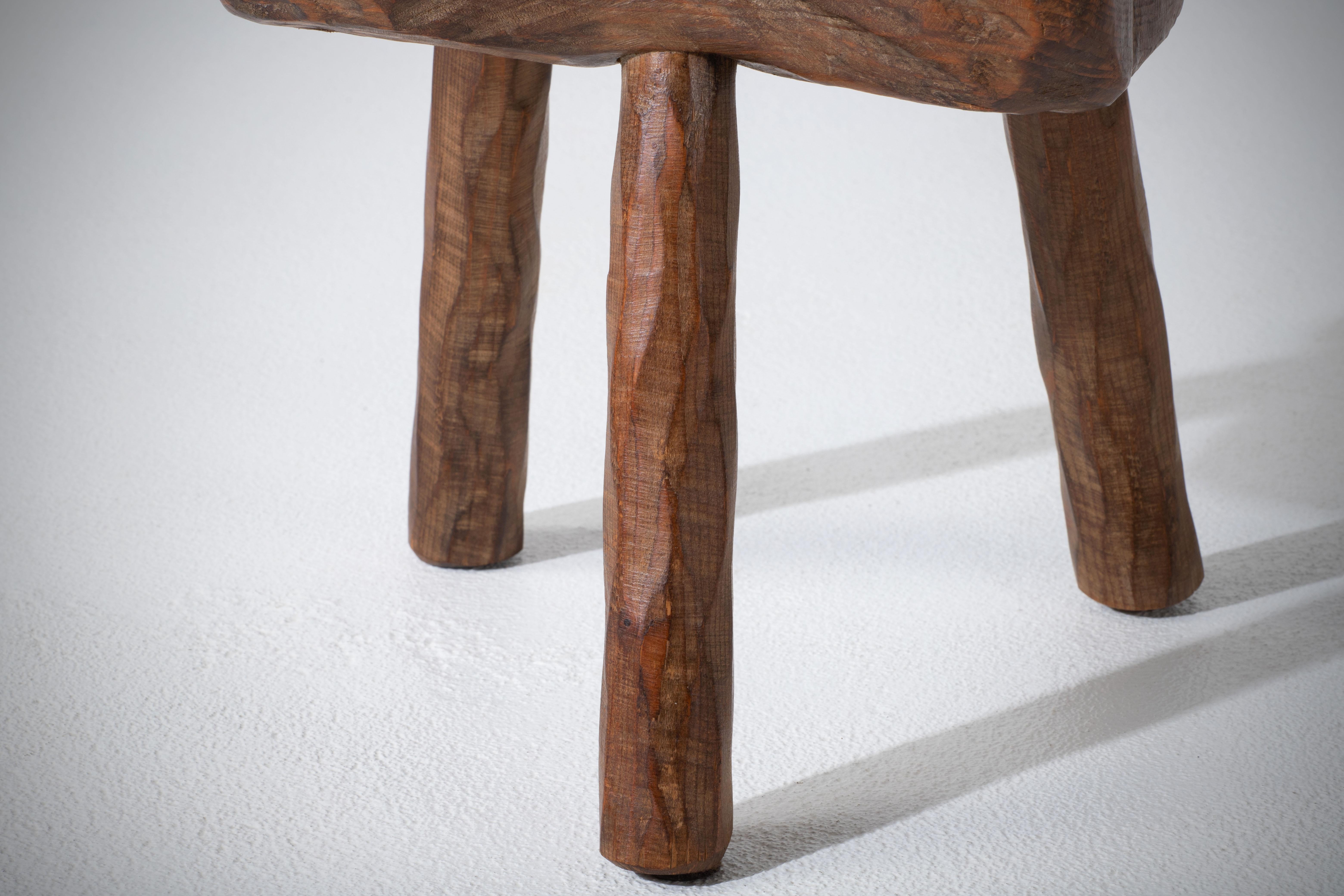 Fantastique tabouret en bois de France dans un style rustique. Olivetree, belle patine. Il a été fabriqué dans les années 1960.