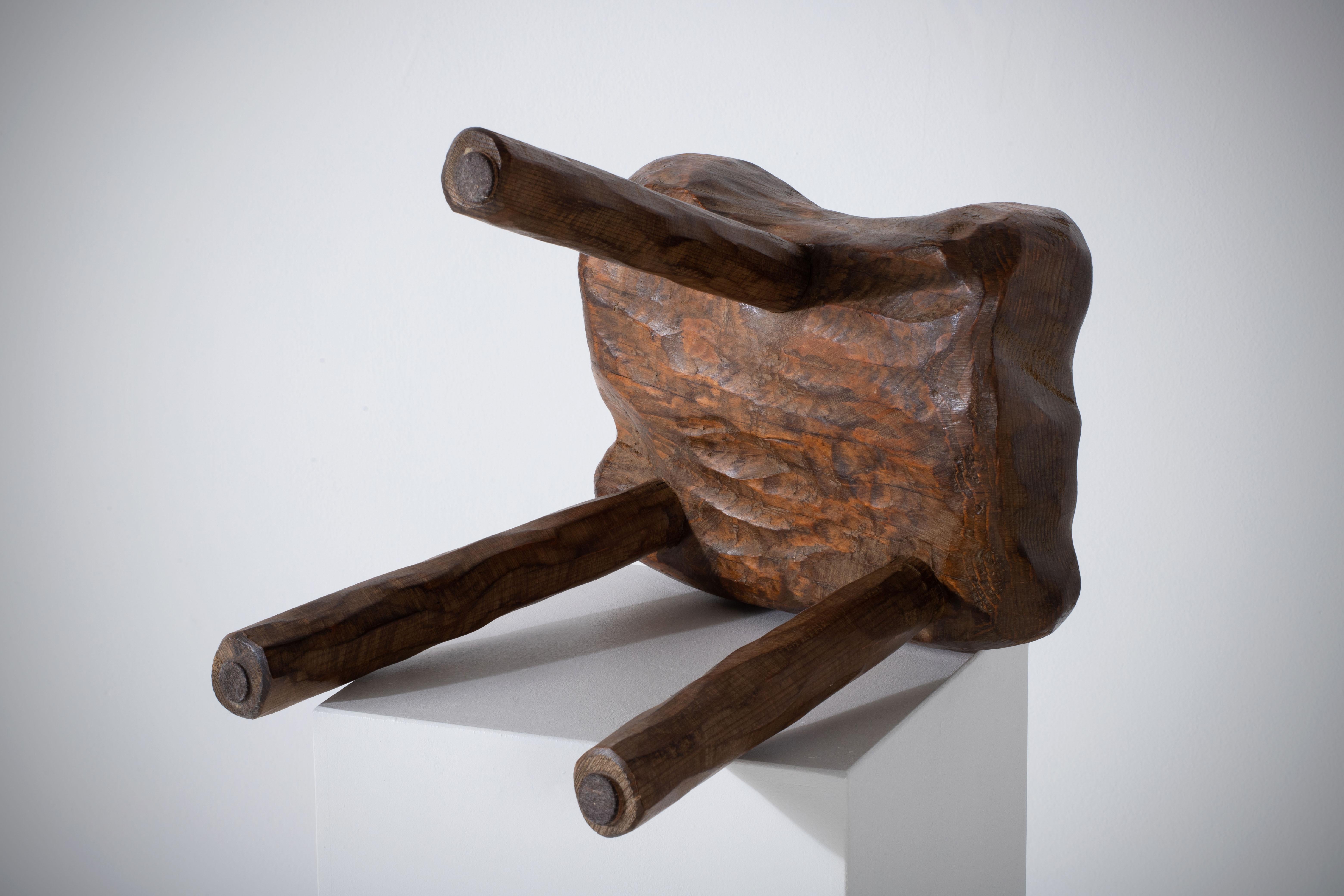 Französischer Brutalist Tripod Hocker (Handgeschnitzt) im Angebot