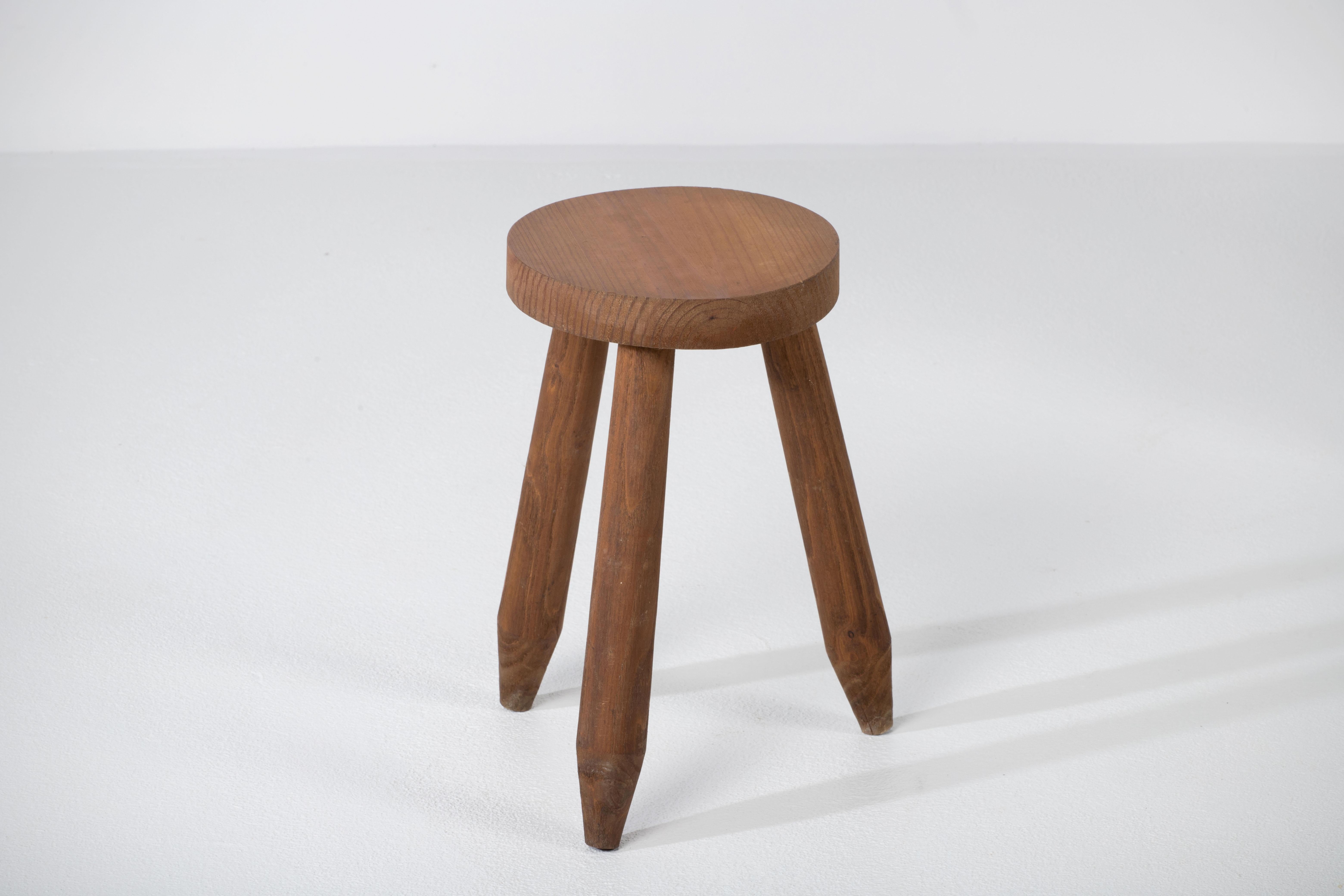 Sculpté à la main Tabouret tripode brutaliste français en vente