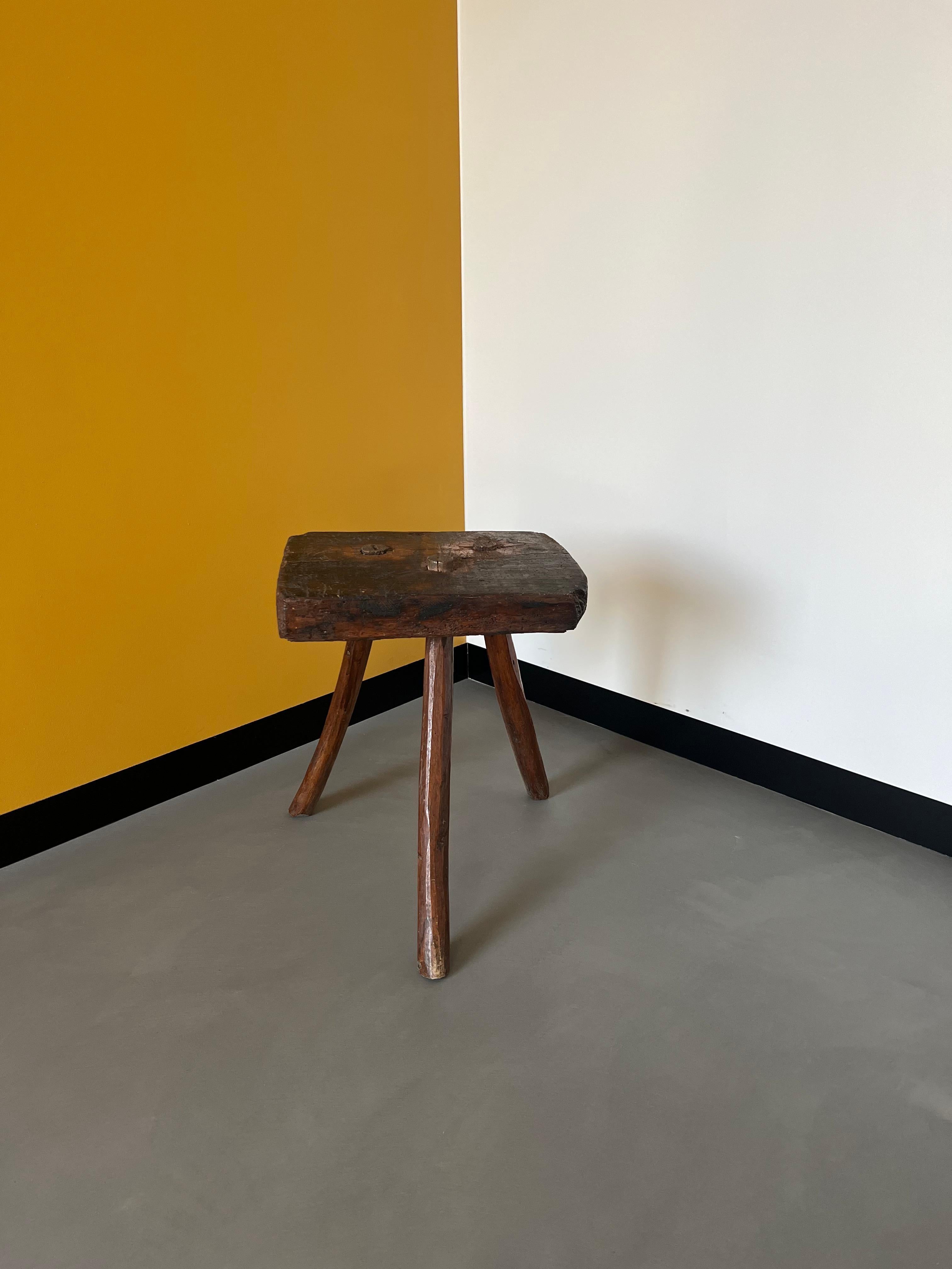 Superb brutalist tripod stool from a French farmhouse around 1940, certainly in chestnut wood. Pretty rustic assemblies and authentic patina make it a pretty ornamental stool that is perfectly stable.