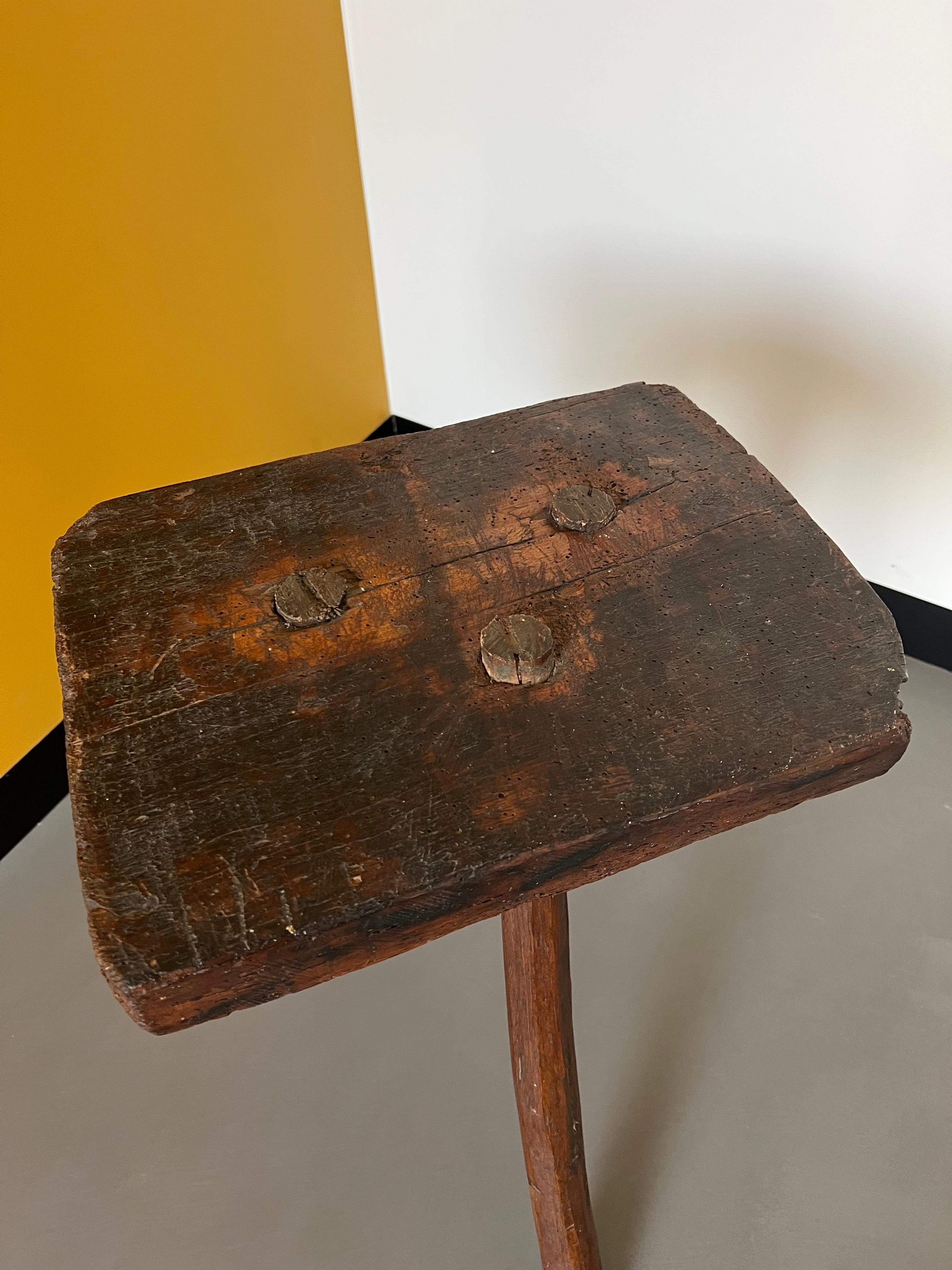French Brutalist Tripode Countryside Stool, 1940  In Good Condition For Sale In LYON, FR