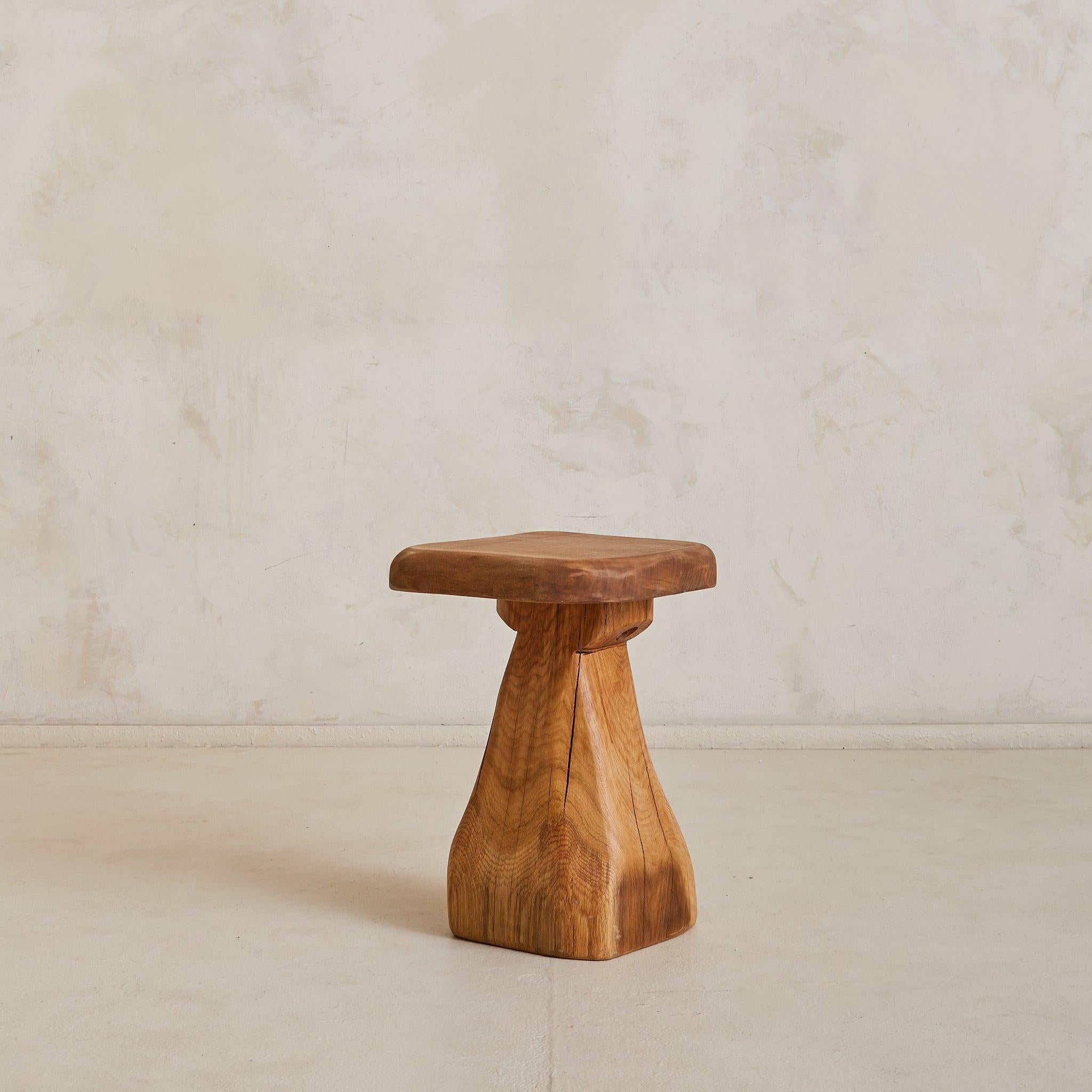 French Brutalist Wood Stool No. 02 by Richard Lecompte, 1970s finales del siglo XX en venta