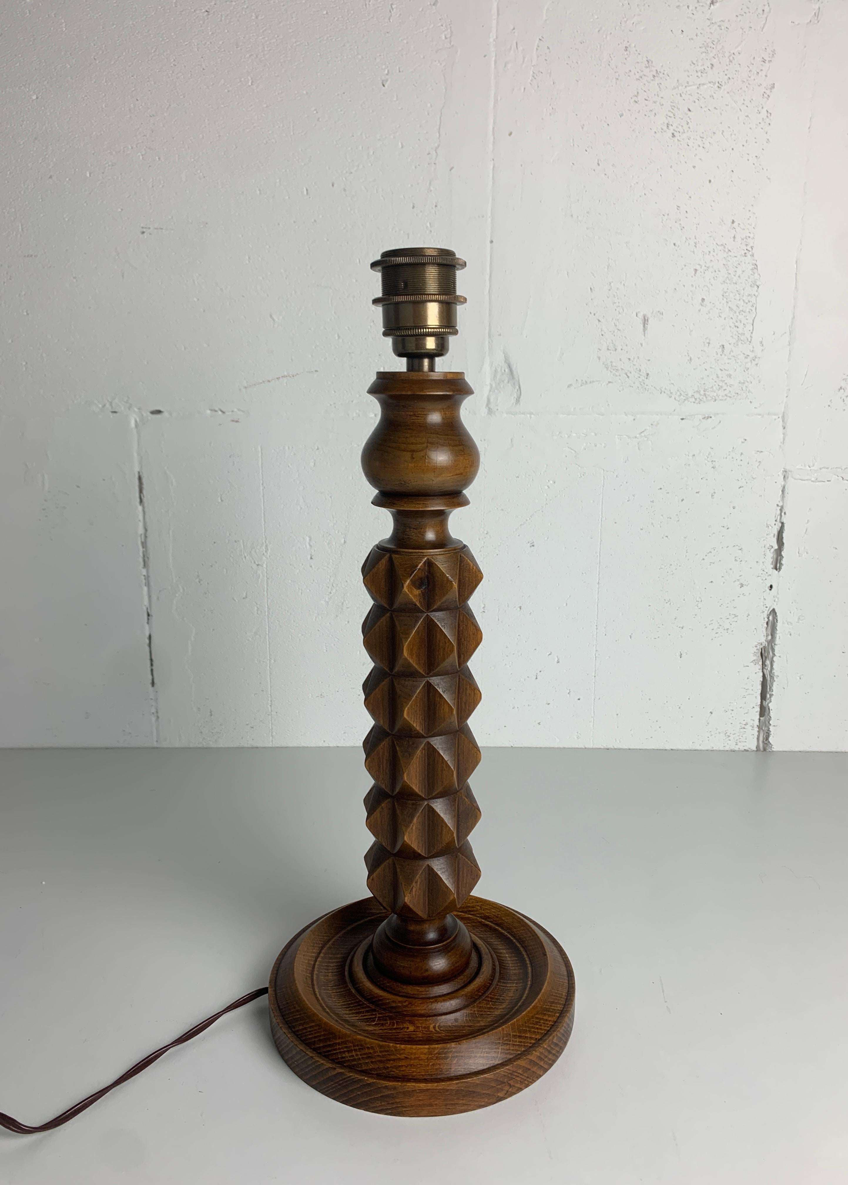 Lampada da tavolo brutalista francese in legno tornito nello stile di Charles Dudouyt, anni '40 in vendita 2