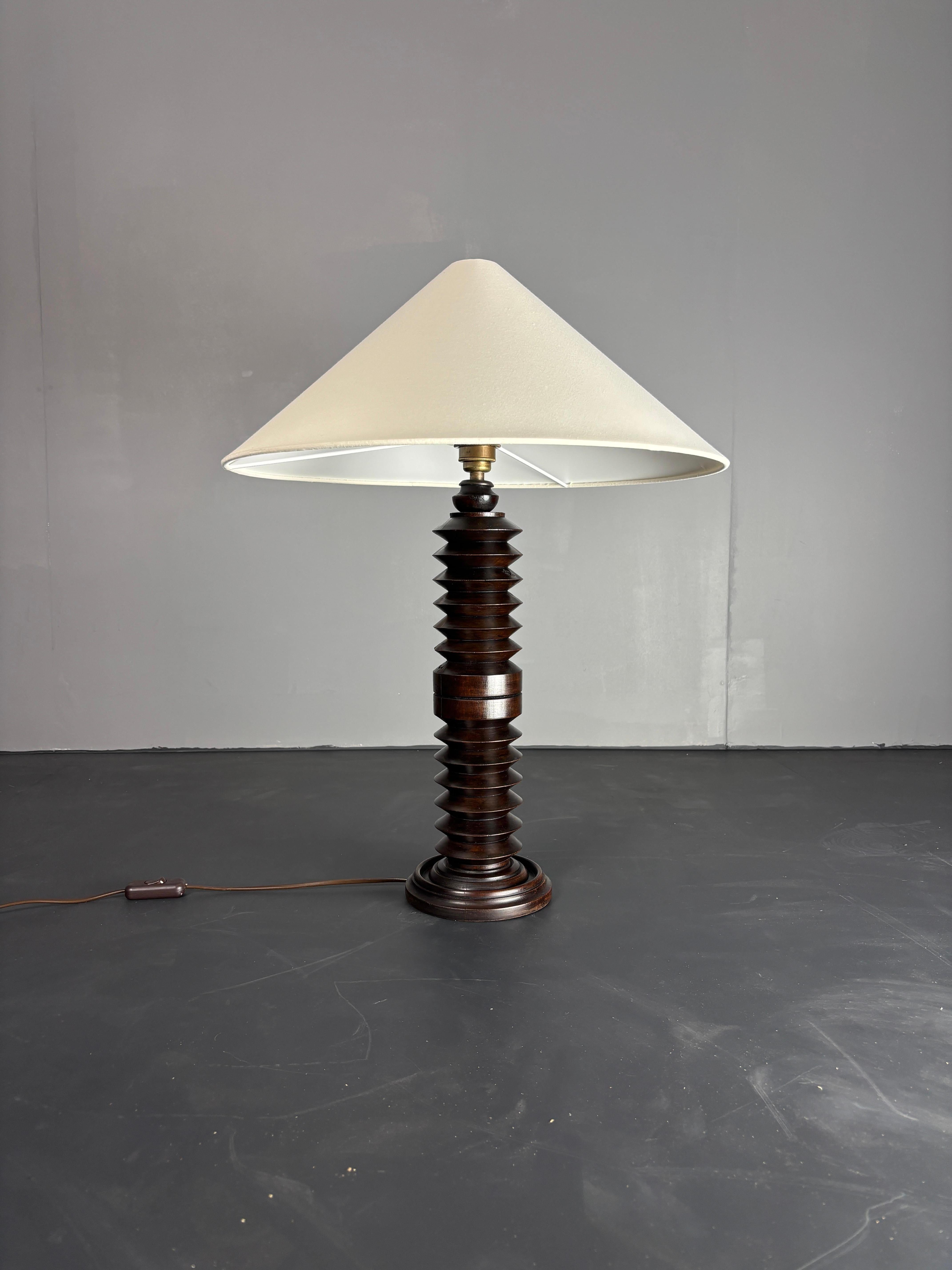 Lampe de table brutaliste française en bois tourné dans le style de Charles Dudouyt, années 1940. en vente 2