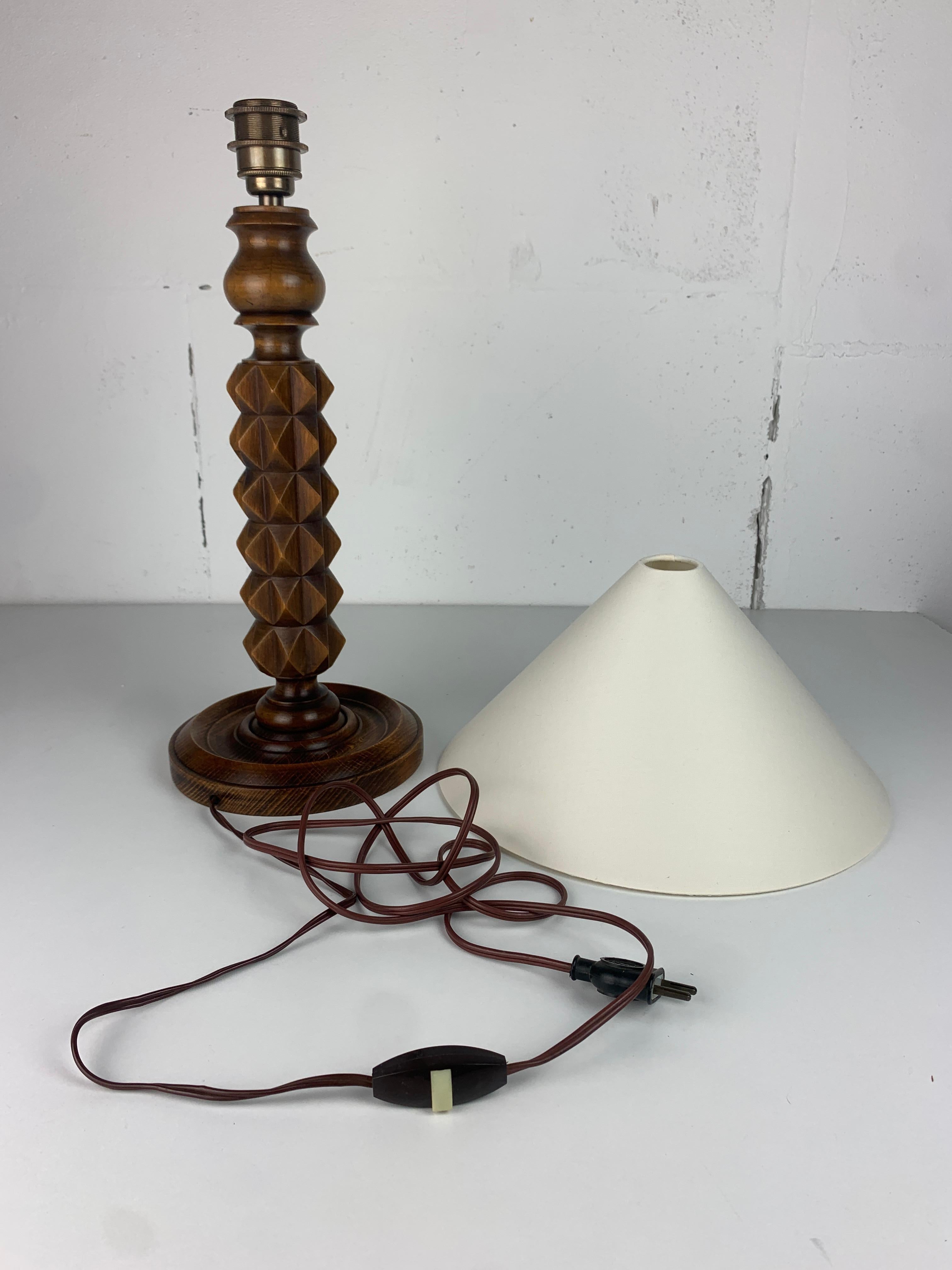 Lampada da tavolo brutalista francese in legno tornito nello stile di Charles Dudouyt, anni '40 in vendita 4