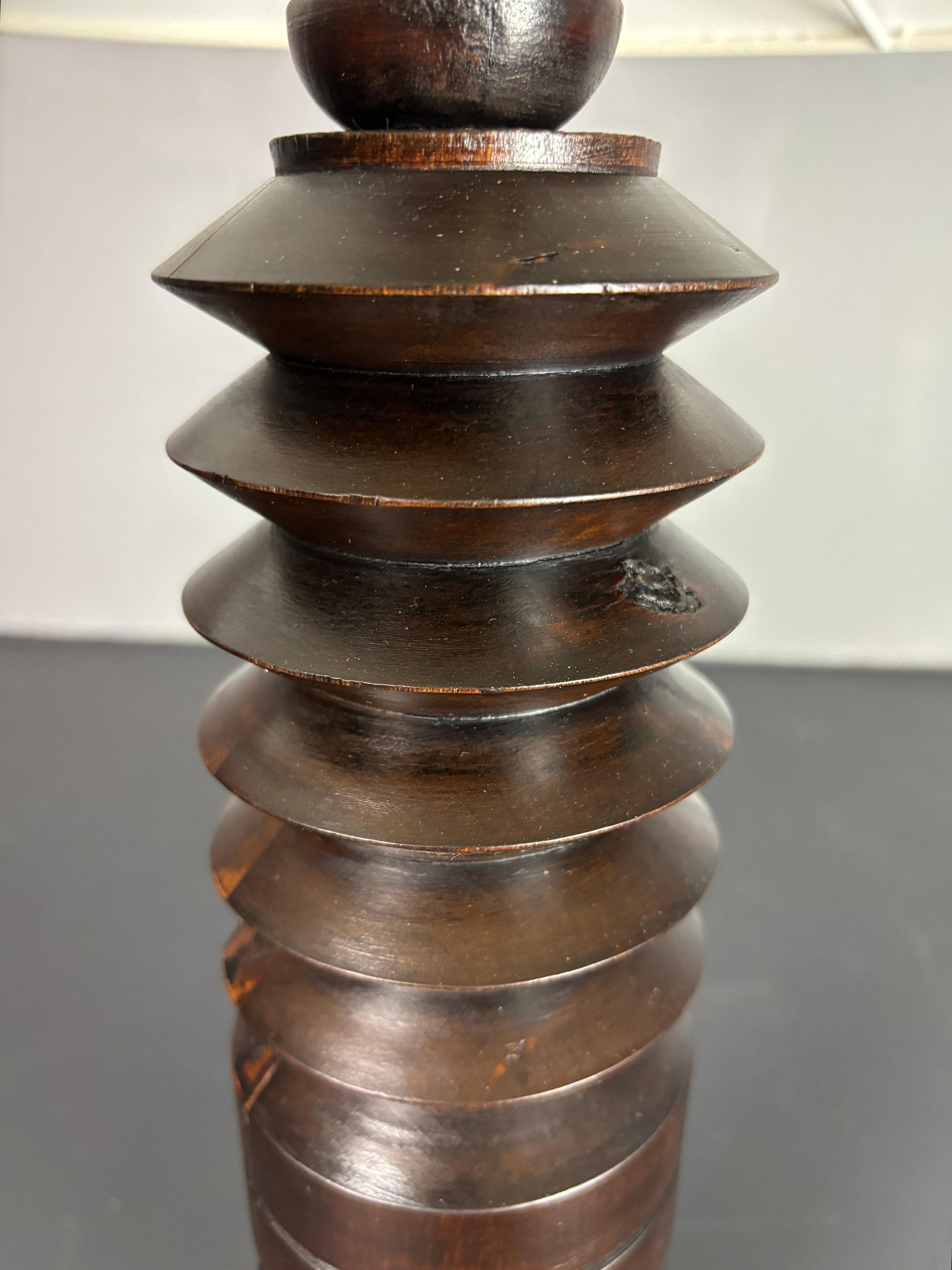 Lampe de table brutaliste française en bois tourné dans le style de Charles Dudouyt, années 1940. en vente 5