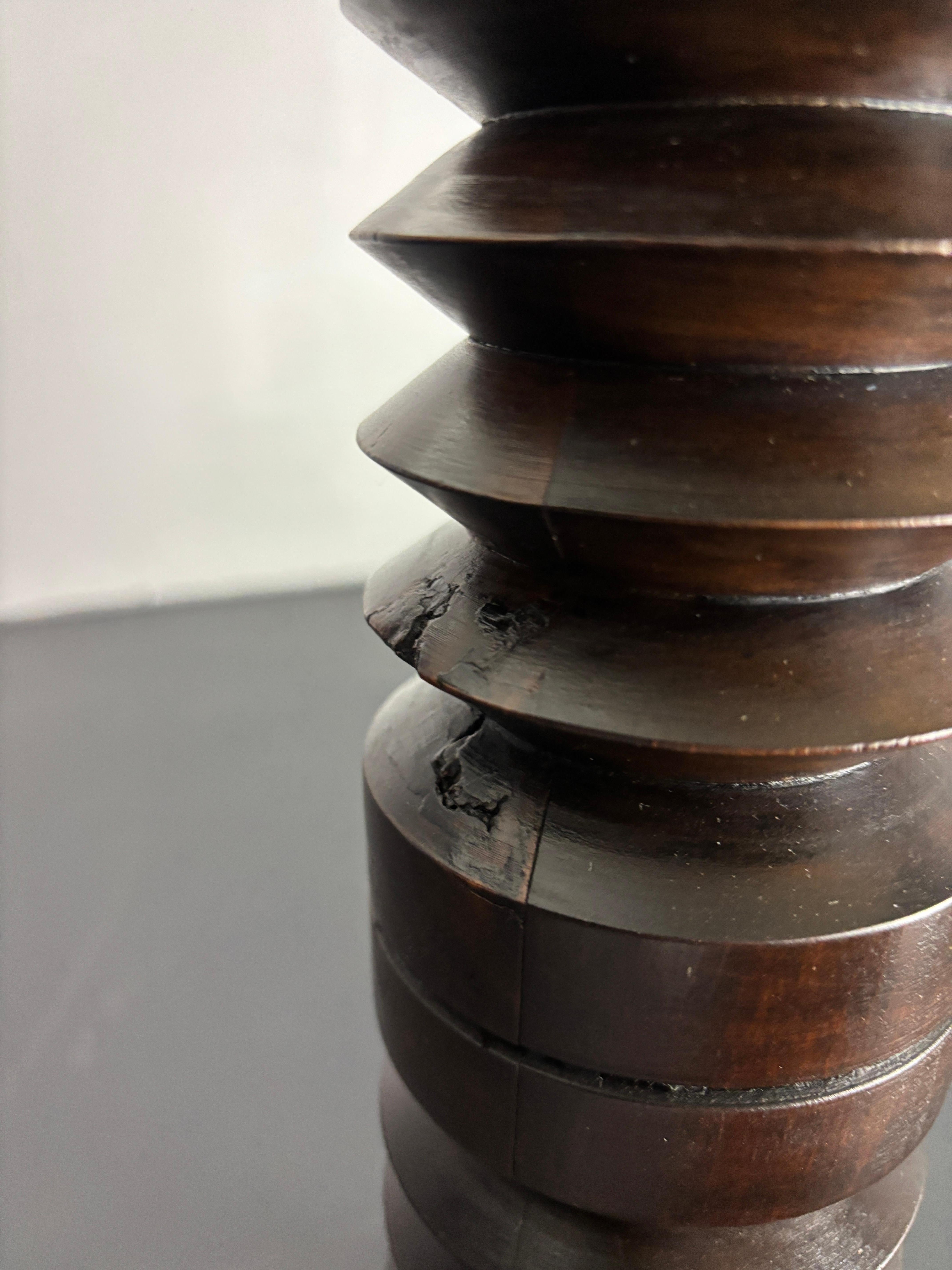 Lampe de table brutaliste française en bois tourné dans le style de Charles Dudouyt, années 1940. en vente 6