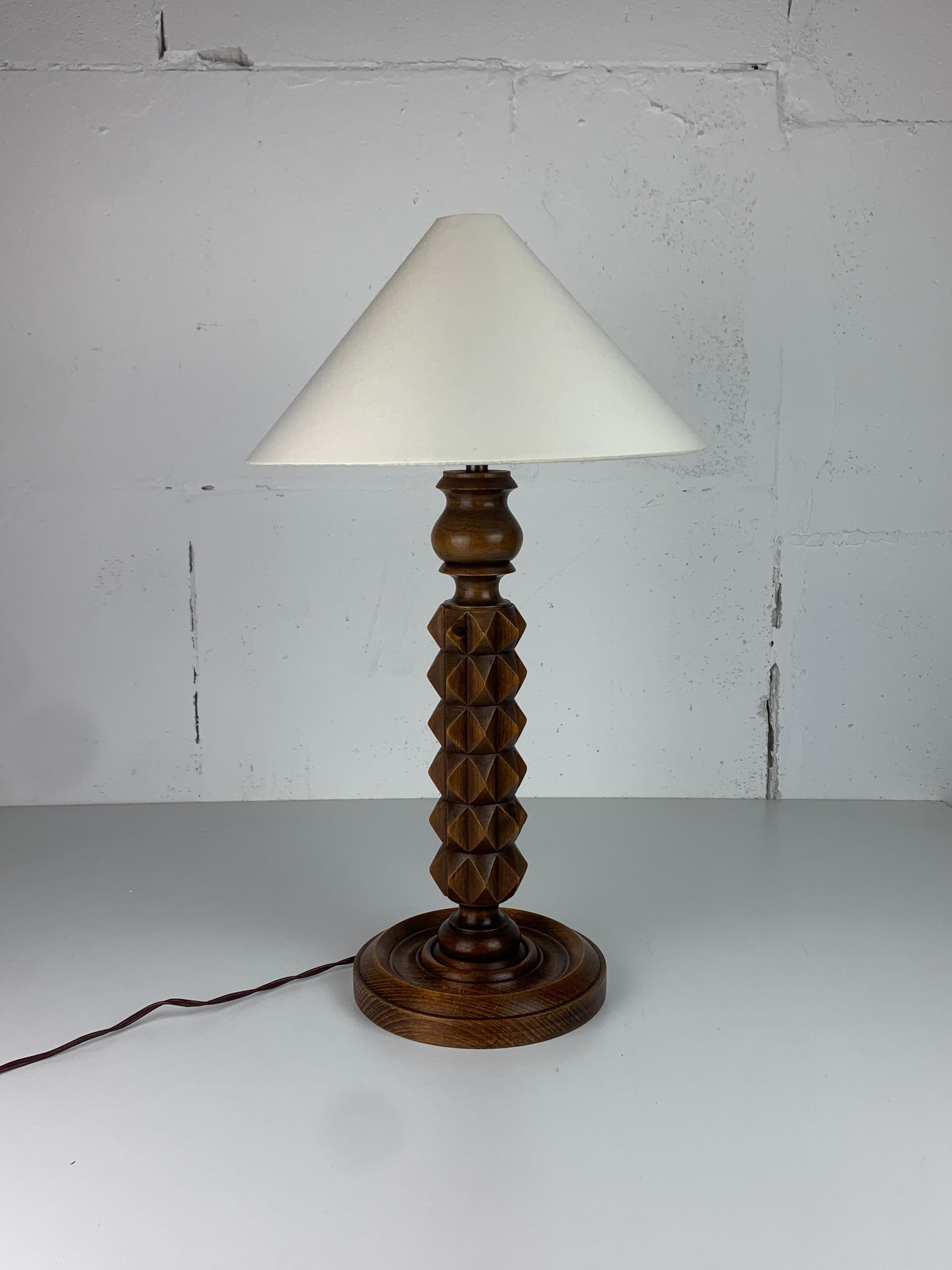 Splendida lampada da tavolo modernista francese con paralume nuovo, anni '40-'50 circa. Queste lampade sono spesso denominate nello stile di Charles Dudouyt. Il legno è in ottime condizioni, come si può vedere nelle foto. La lampada è stata dotata