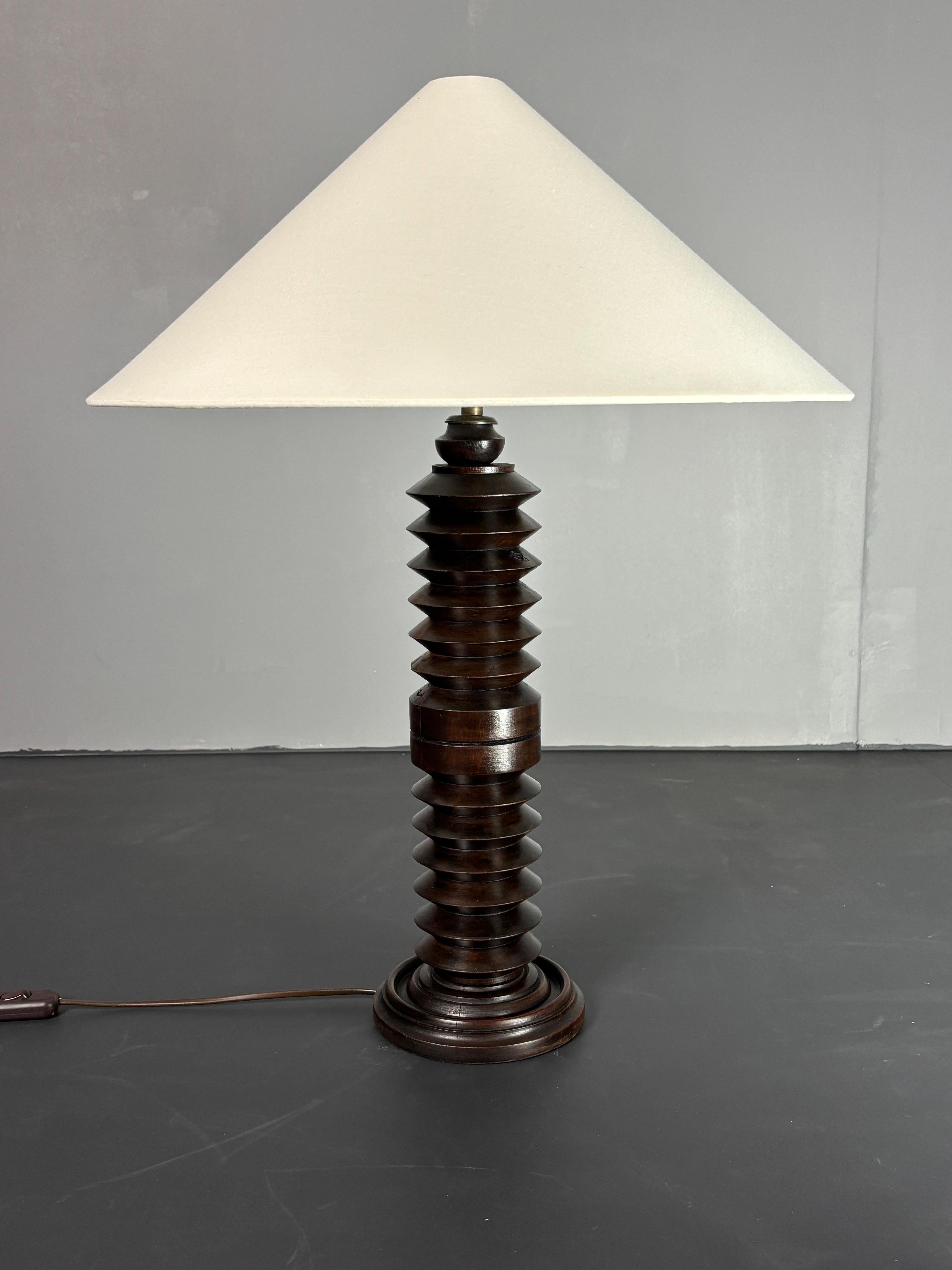 Magnifique lampe de table moderniste française avec abat-jour neuf, vers les années 1940-1950. Ces lampes sont souvent nommées dans le style de Charles Dudouyt. Le bois est en très bon état comme on peut le voir sur les photos avec quelques usures