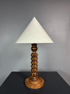 Lampada da tavolo brutalista francese in legno tornito nello stile di Charles Dudouyt, anni '1940
