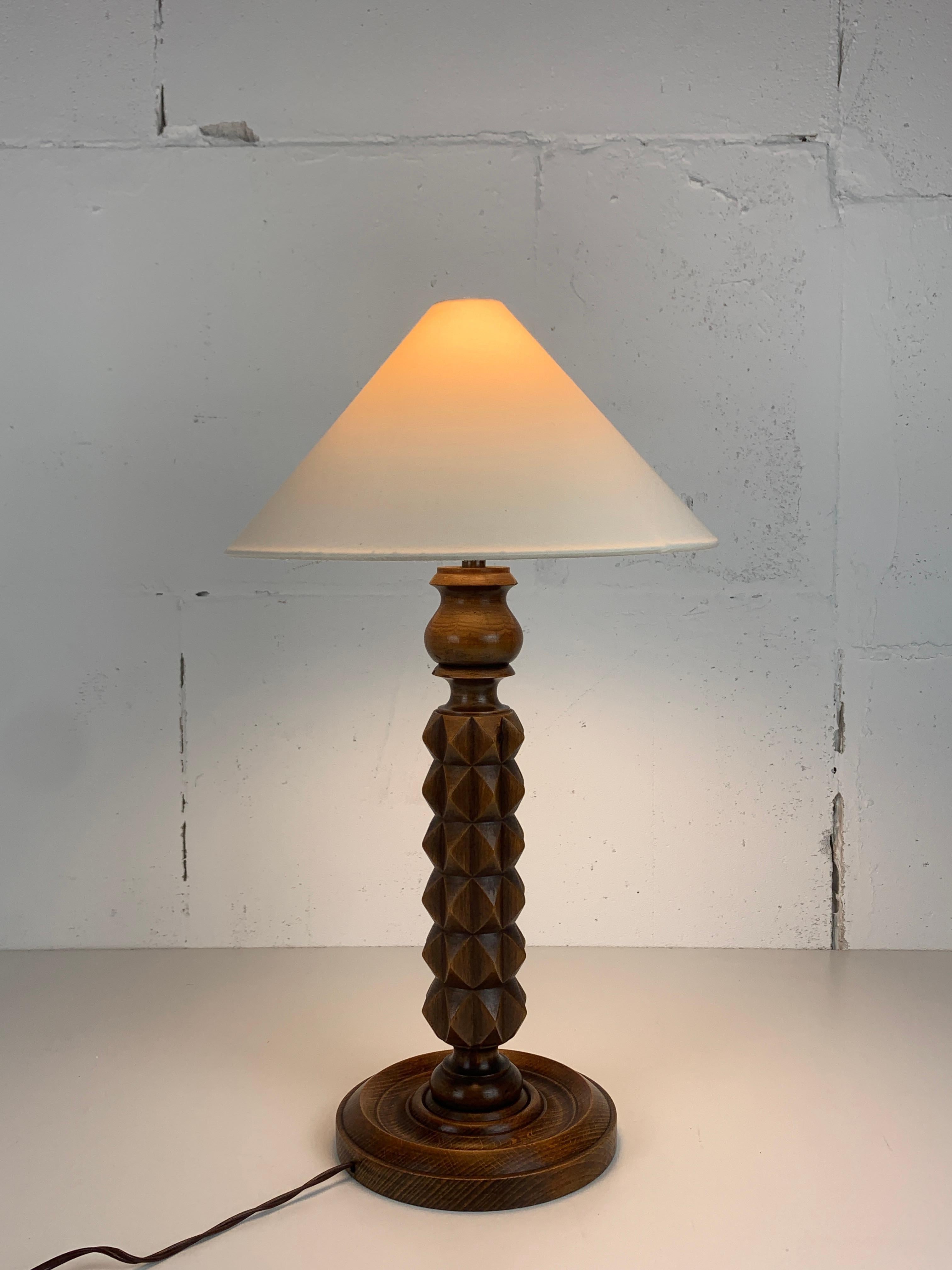 Art Déco Lampada da tavolo brutalista francese in legno tornito nello stile di Charles Dudouyt, anni '40 in vendita