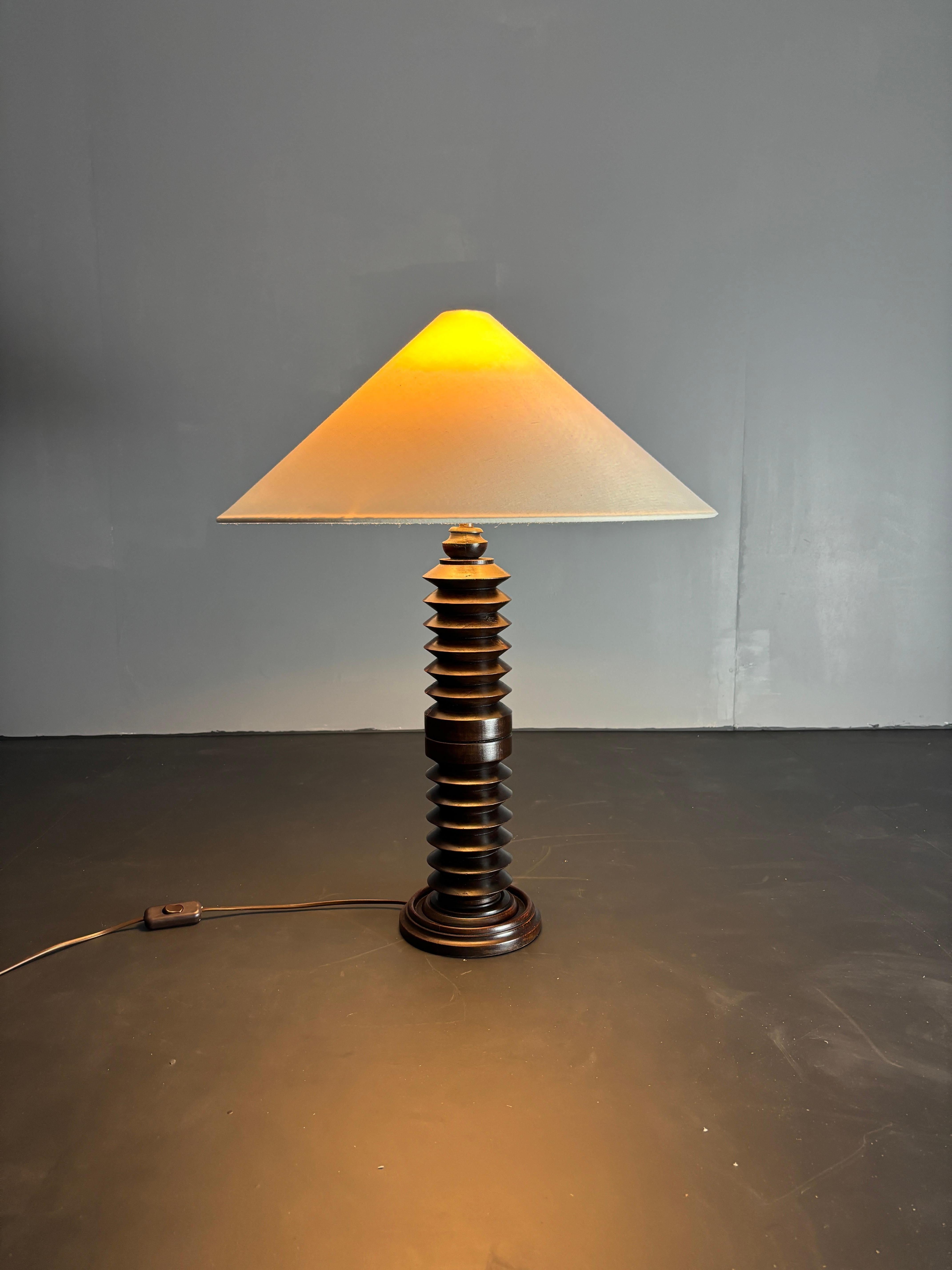 Art déco Lampe de table brutaliste française en bois tourné dans le style de Charles Dudouyt, années 1940. en vente