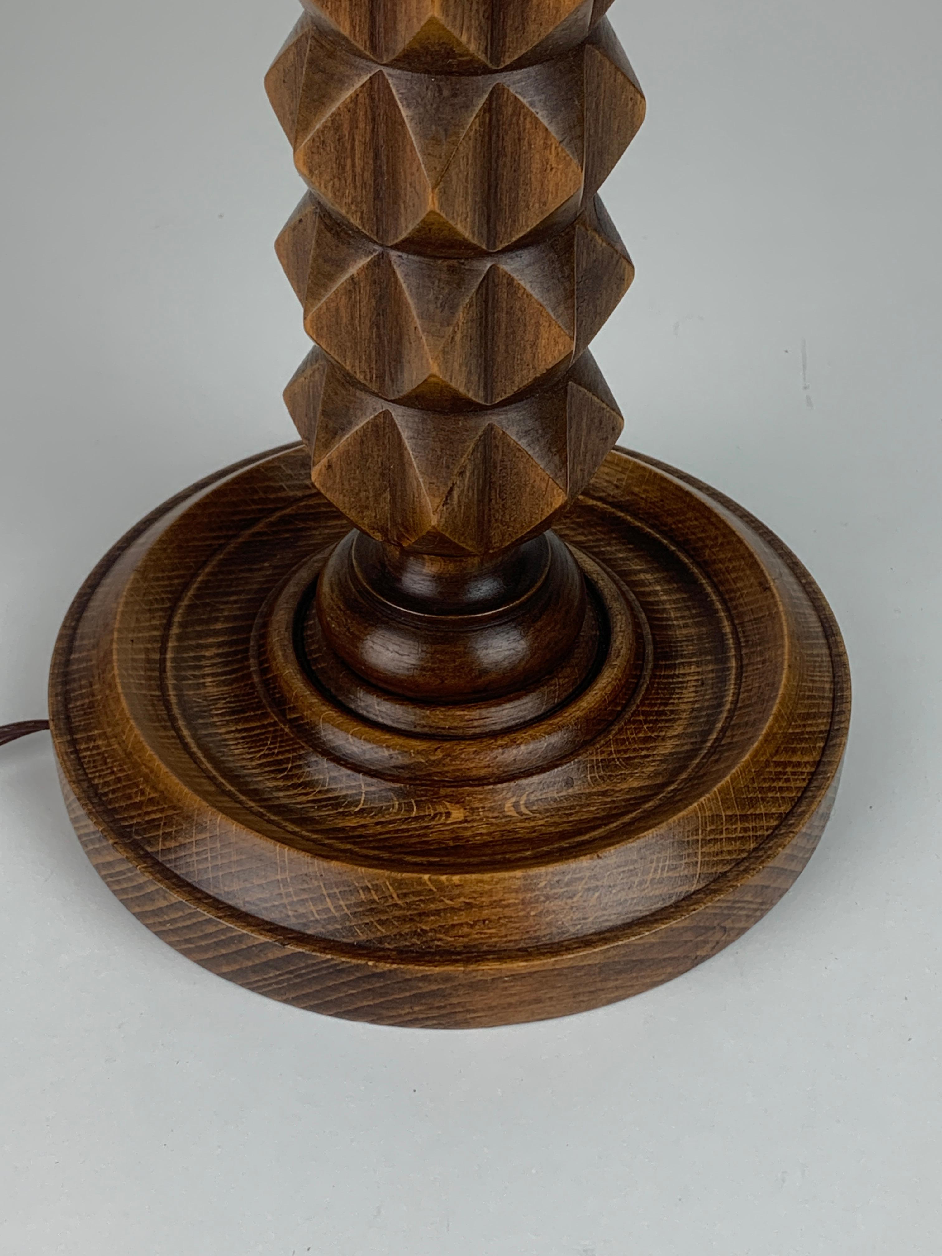 Francese Lampada da tavolo brutalista francese in legno tornito nello stile di Charles Dudouyt, anni '40 in vendita