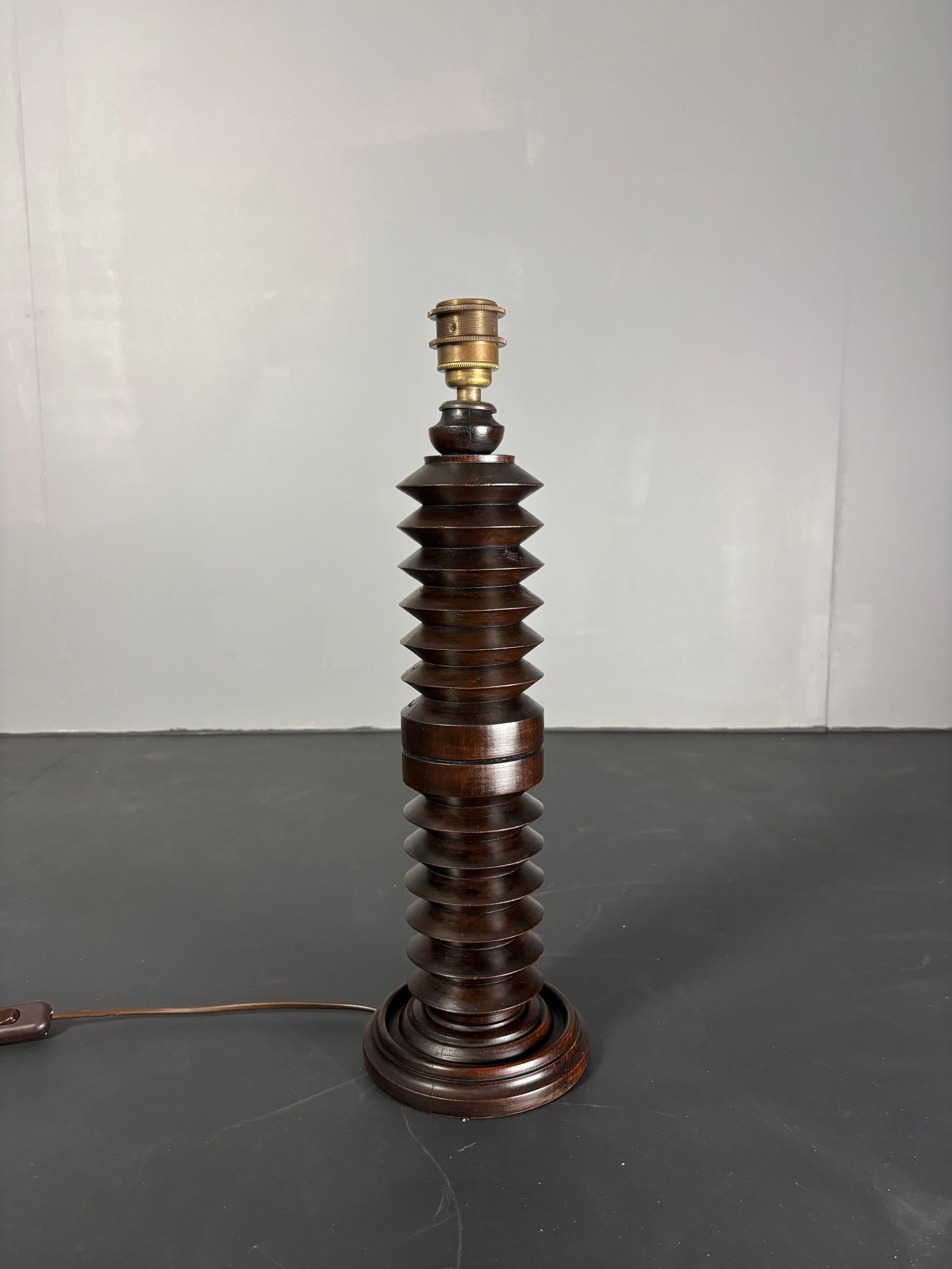 Français Lampe de table brutaliste française en bois tourné dans le style de Charles Dudouyt, années 1940. en vente