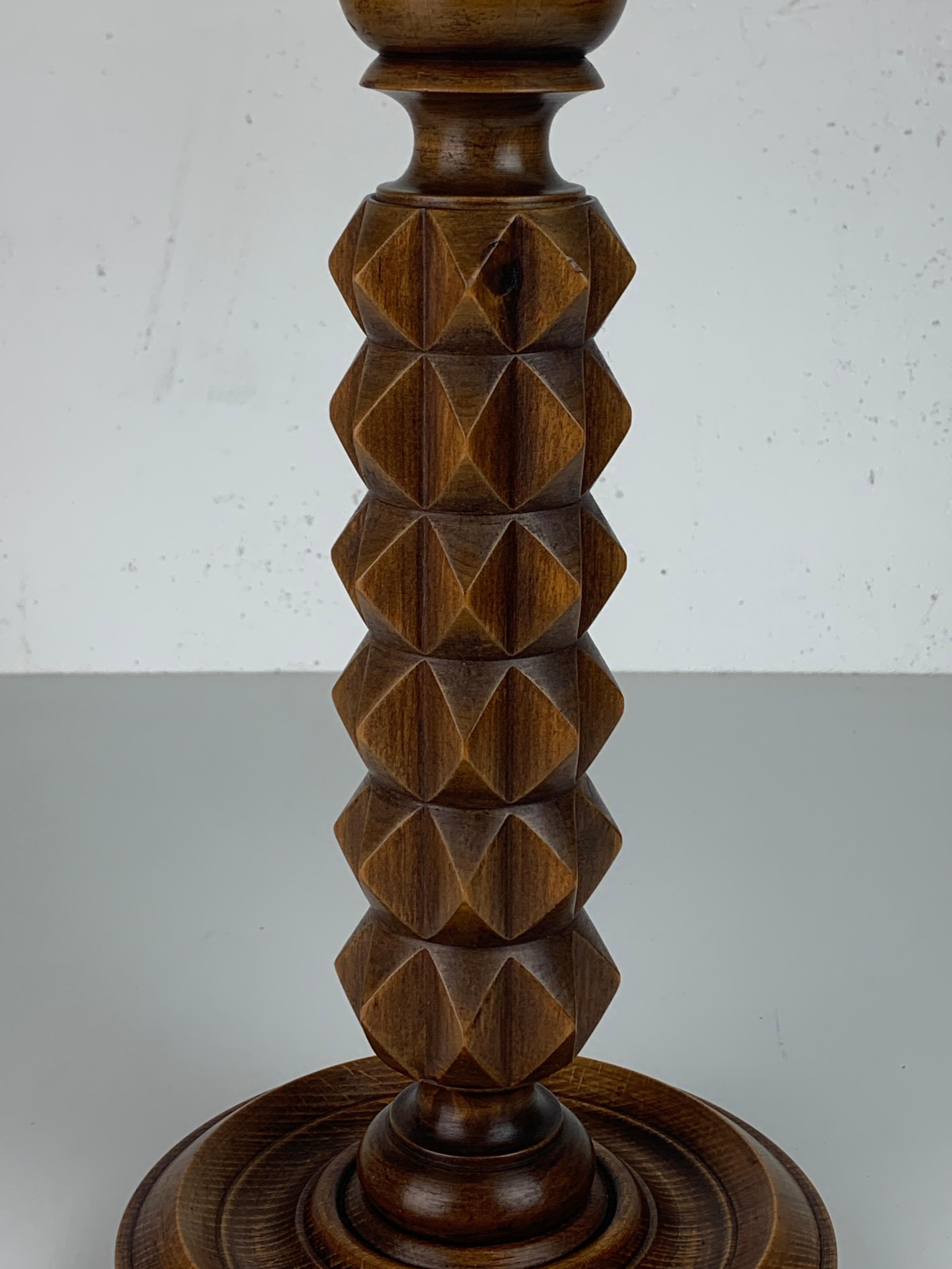 Tornito Lampada da tavolo brutalista francese in legno tornito nello stile di Charles Dudouyt, anni '40 in vendita