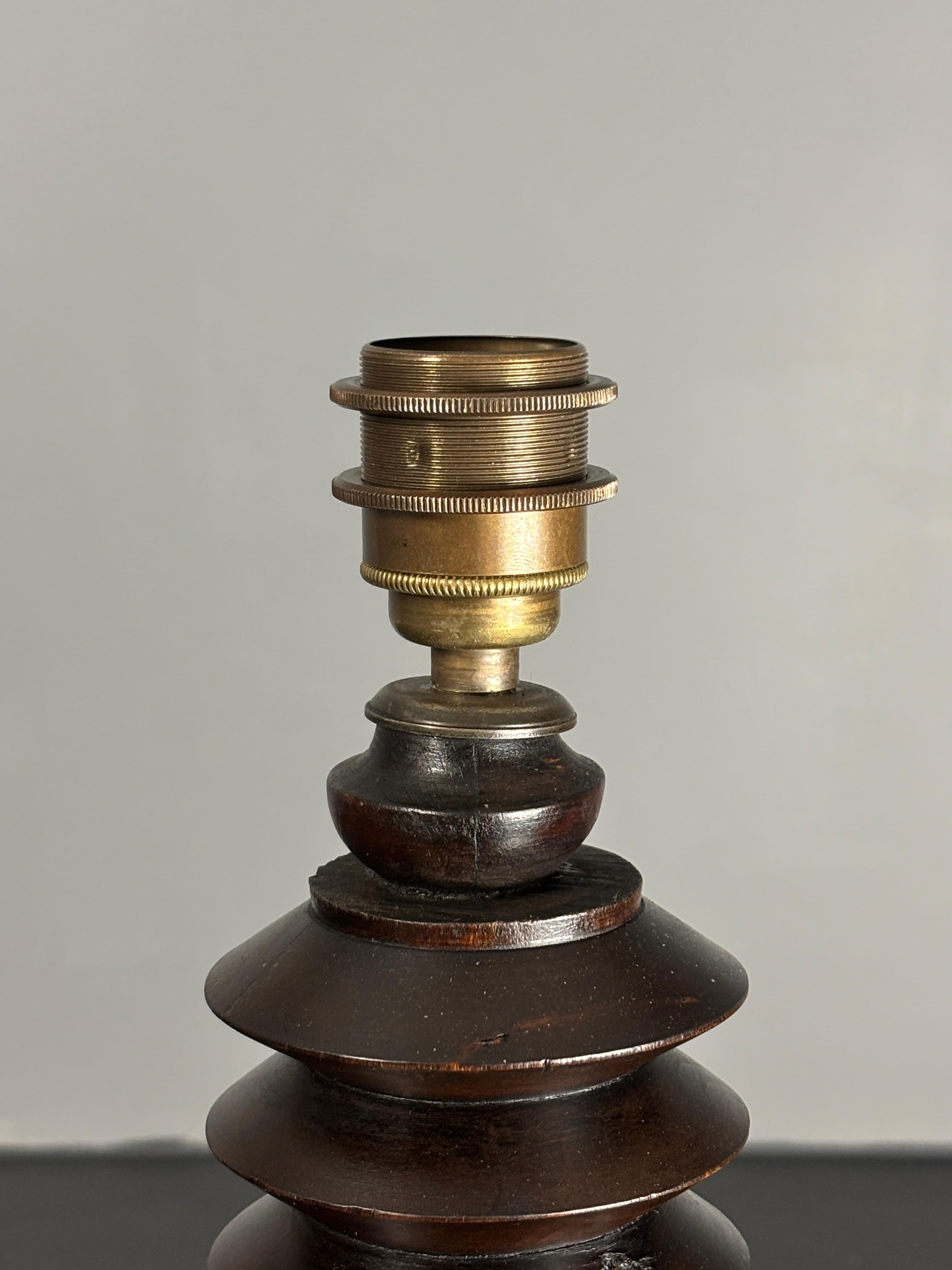 Tourné Lampe de table brutaliste française en bois tourné dans le style de Charles Dudouyt, années 1940. en vente