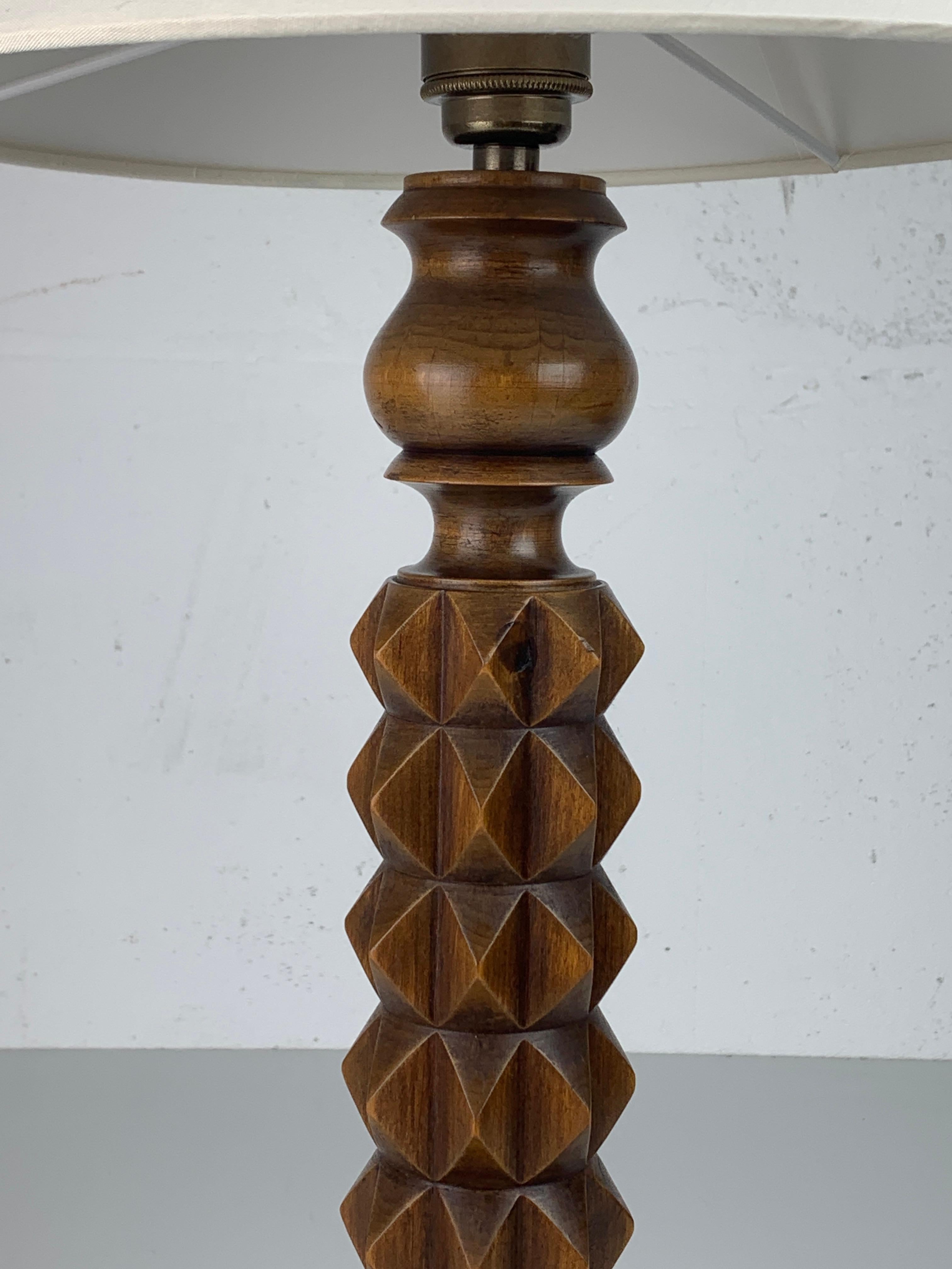 Lampada da tavolo brutalista francese in legno tornito nello stile di Charles Dudouyt, anni '40 In condizioni buone in vendita a Zaandam, NL
