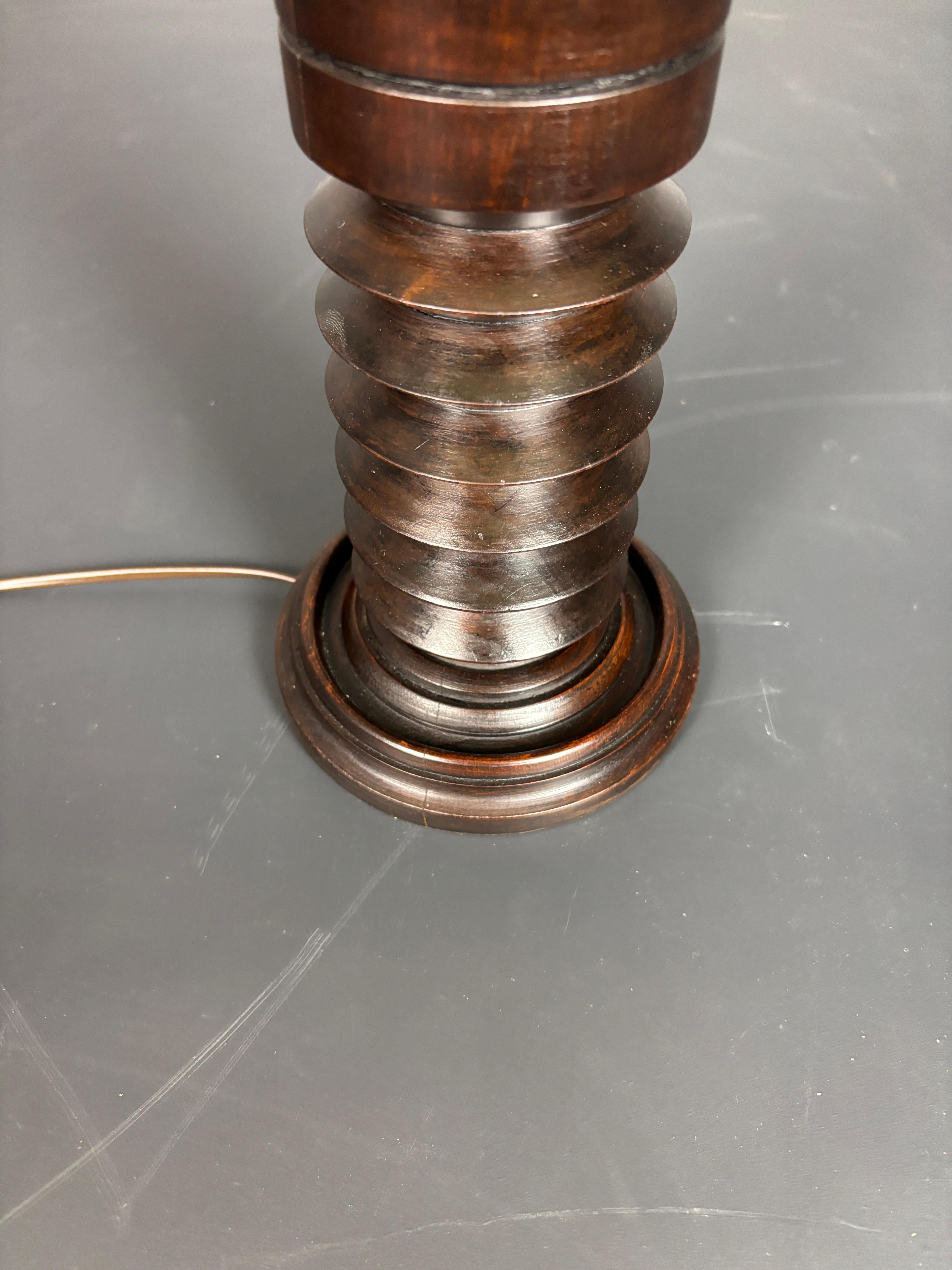 Lampe de table brutaliste française en bois tourné dans le style de Charles Dudouyt, années 1940. Bon état - En vente à Zaandam, NL