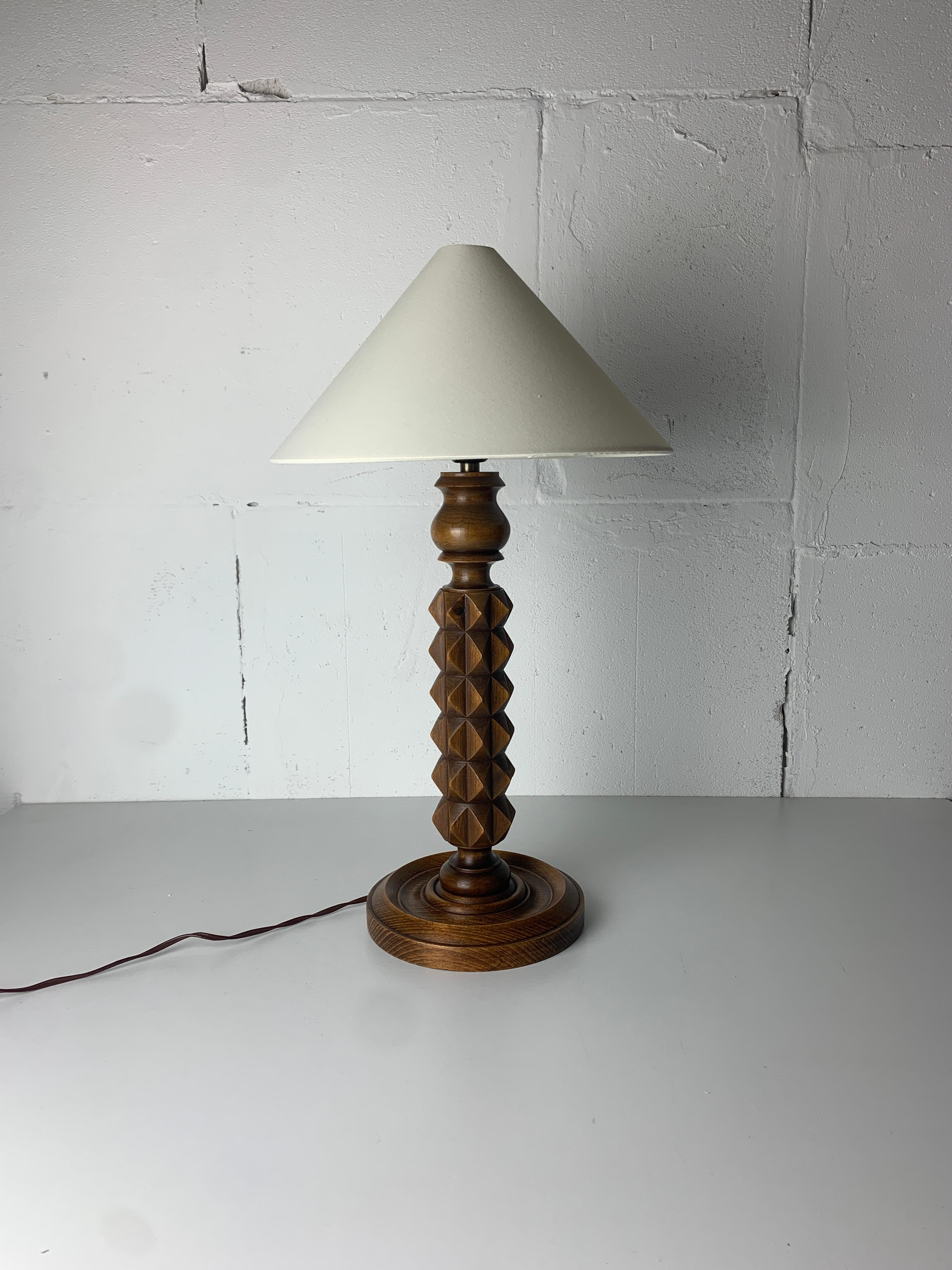 Metà XX secolo Lampada da tavolo brutalista francese in legno tornito nello stile di Charles Dudouyt, anni '40 in vendita