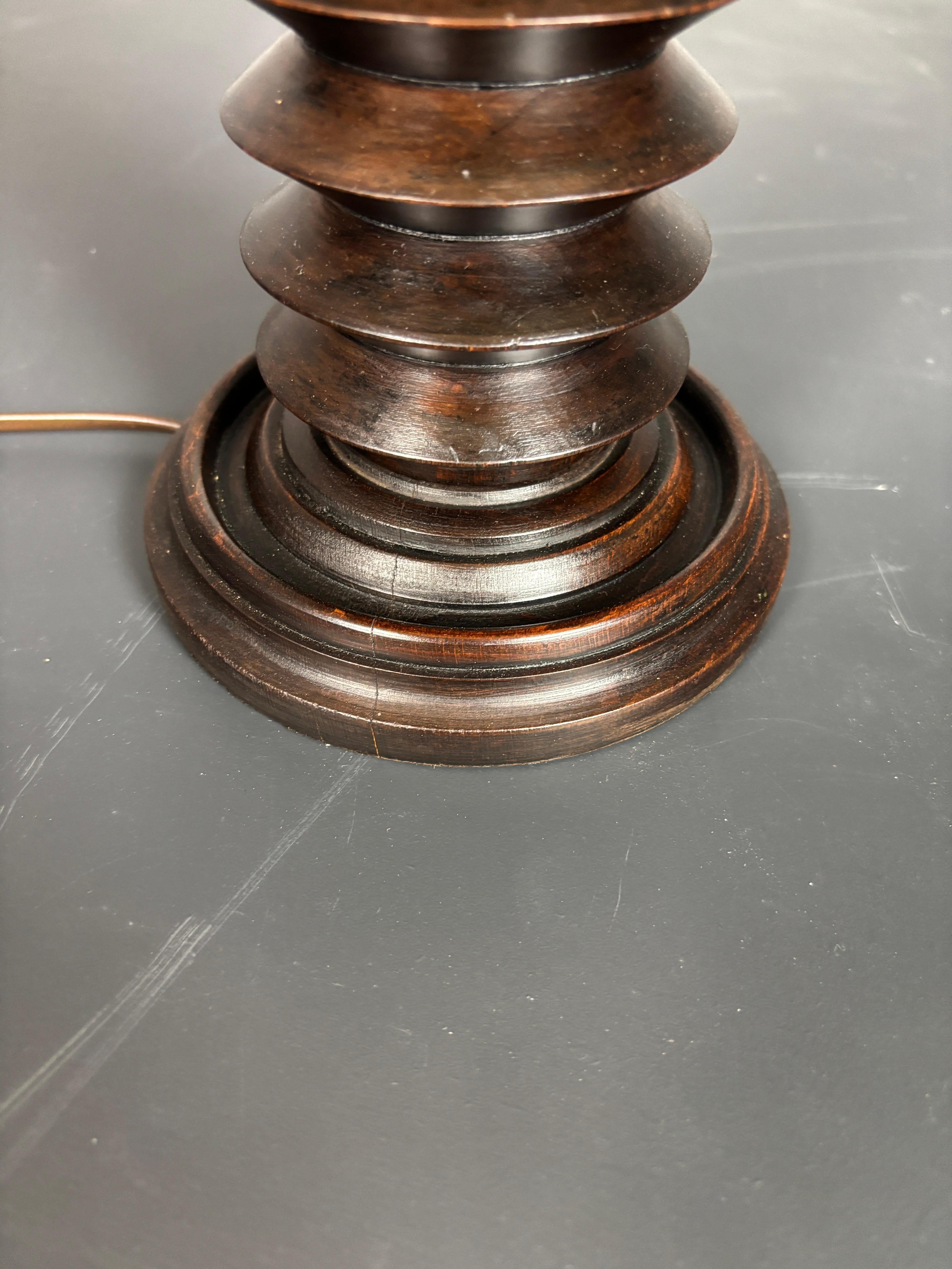 Milieu du XXe siècle Lampe de table brutaliste française en bois tourné dans le style de Charles Dudouyt, années 1940. en vente