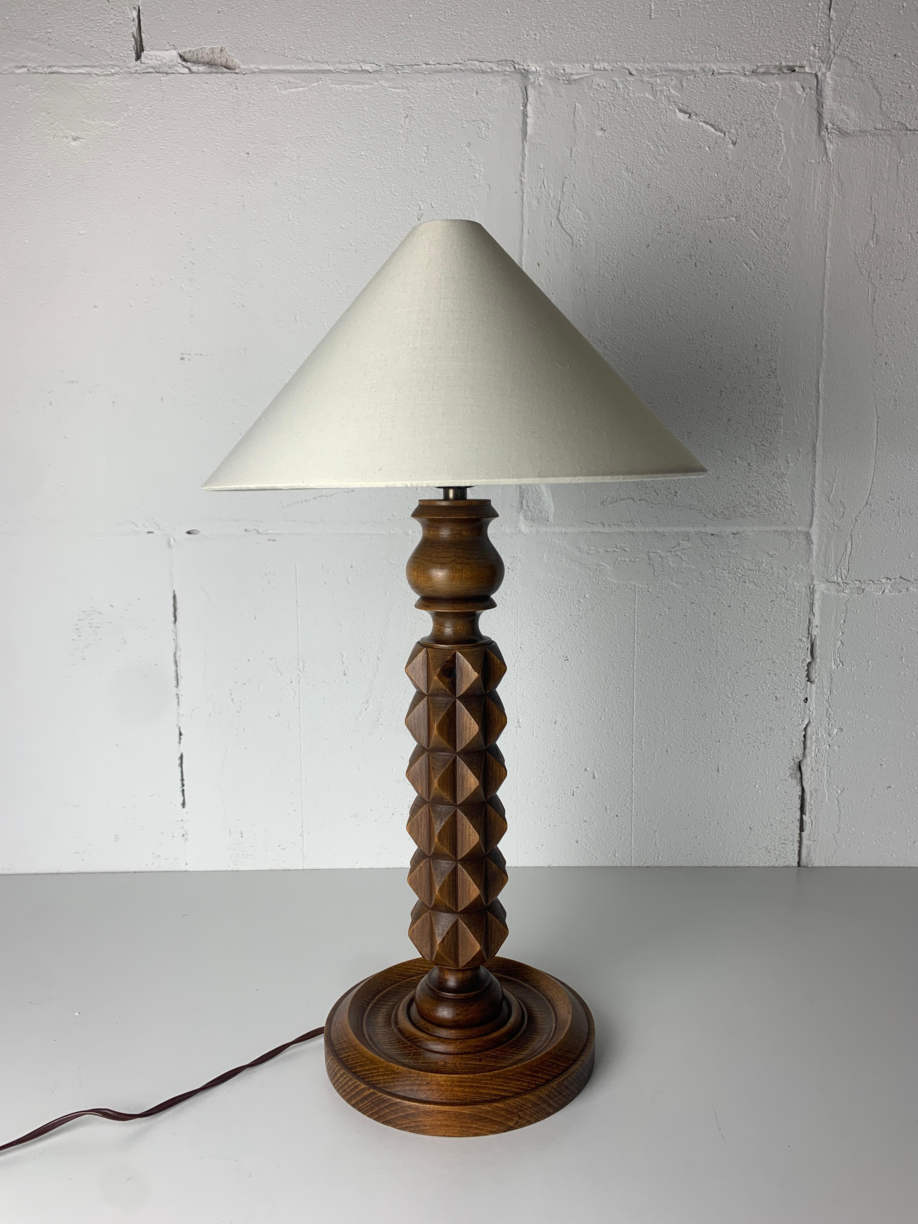 Legno Lampada da tavolo brutalista francese in legno tornito nello stile di Charles Dudouyt, anni '40 in vendita