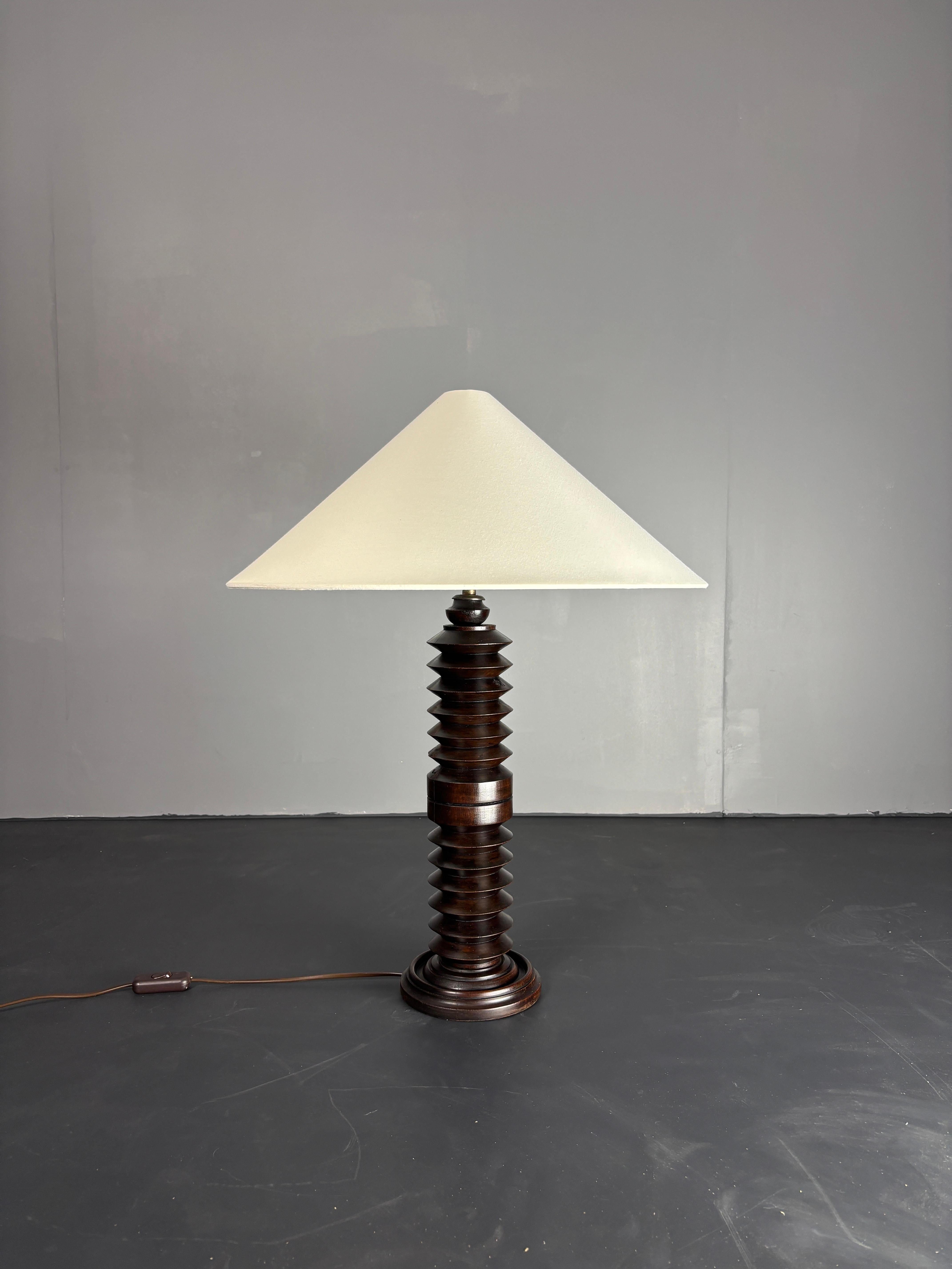 Bois Lampe de table brutaliste française en bois tourné dans le style de Charles Dudouyt, années 1940. en vente